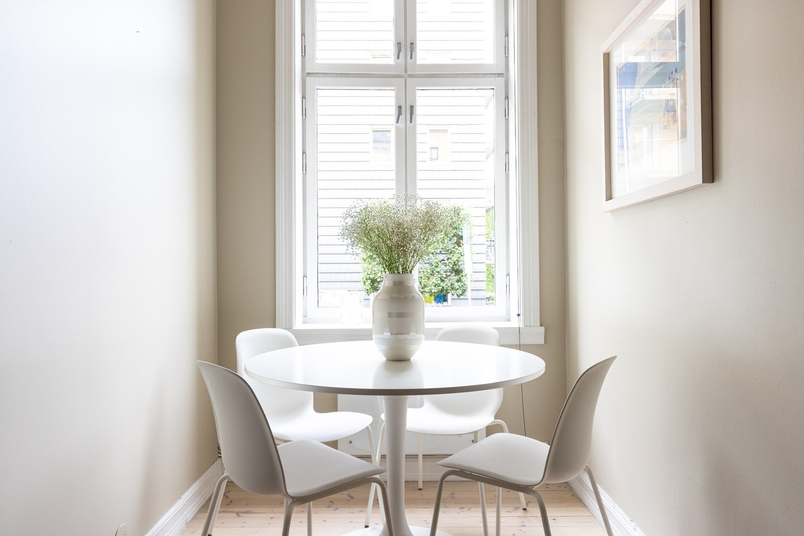 Leiligheten ligger i en rolig gate, samtidig umiddelbar nærhet til det yrende folkelivet Grünerløkka byr på. Galleribilde