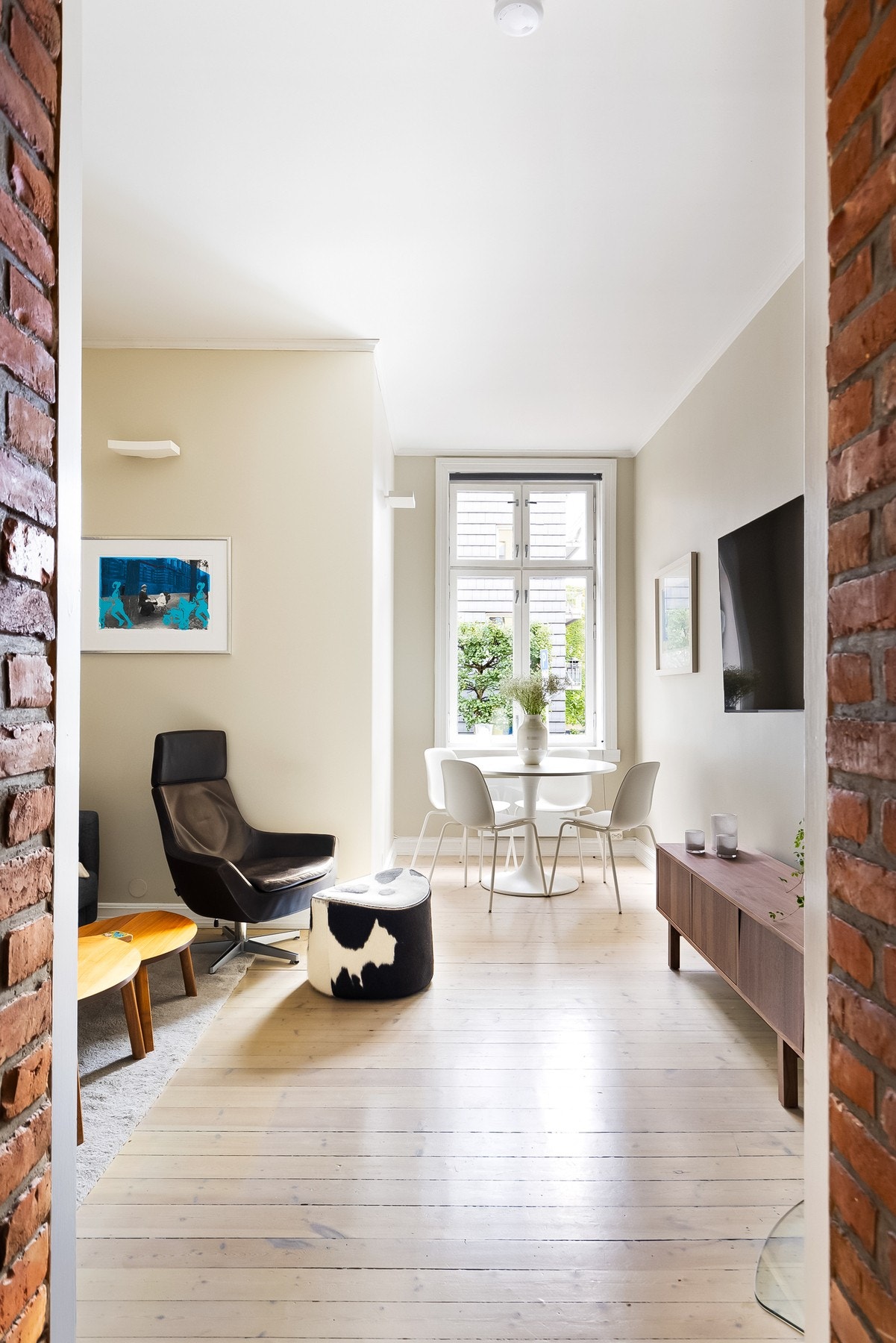 Her får du et klassisk preg med blant annet dype vinduskarmer, god takhøyde, originalt tregulv og original teglstensvegg. Galleribilde