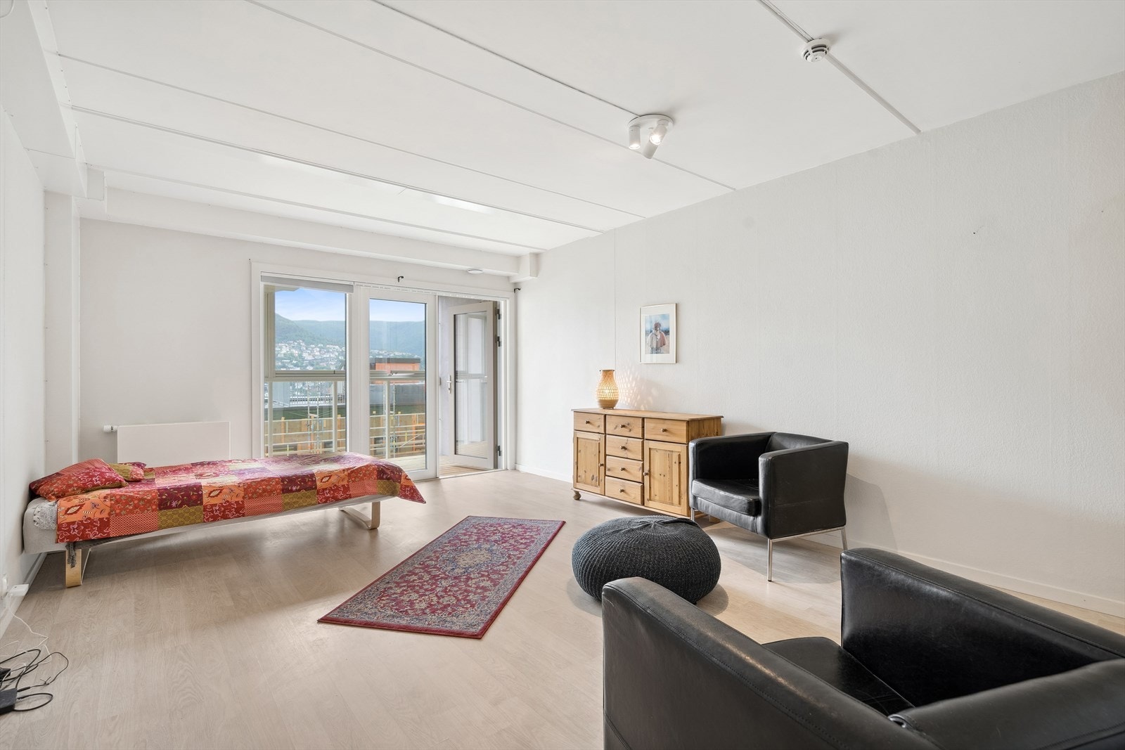 Leiligheten er lys og fin, og kan innredes etter ønske. Det er plass til både sofagruppe og spisebord, samt annet ønsket møblement Galleribilde