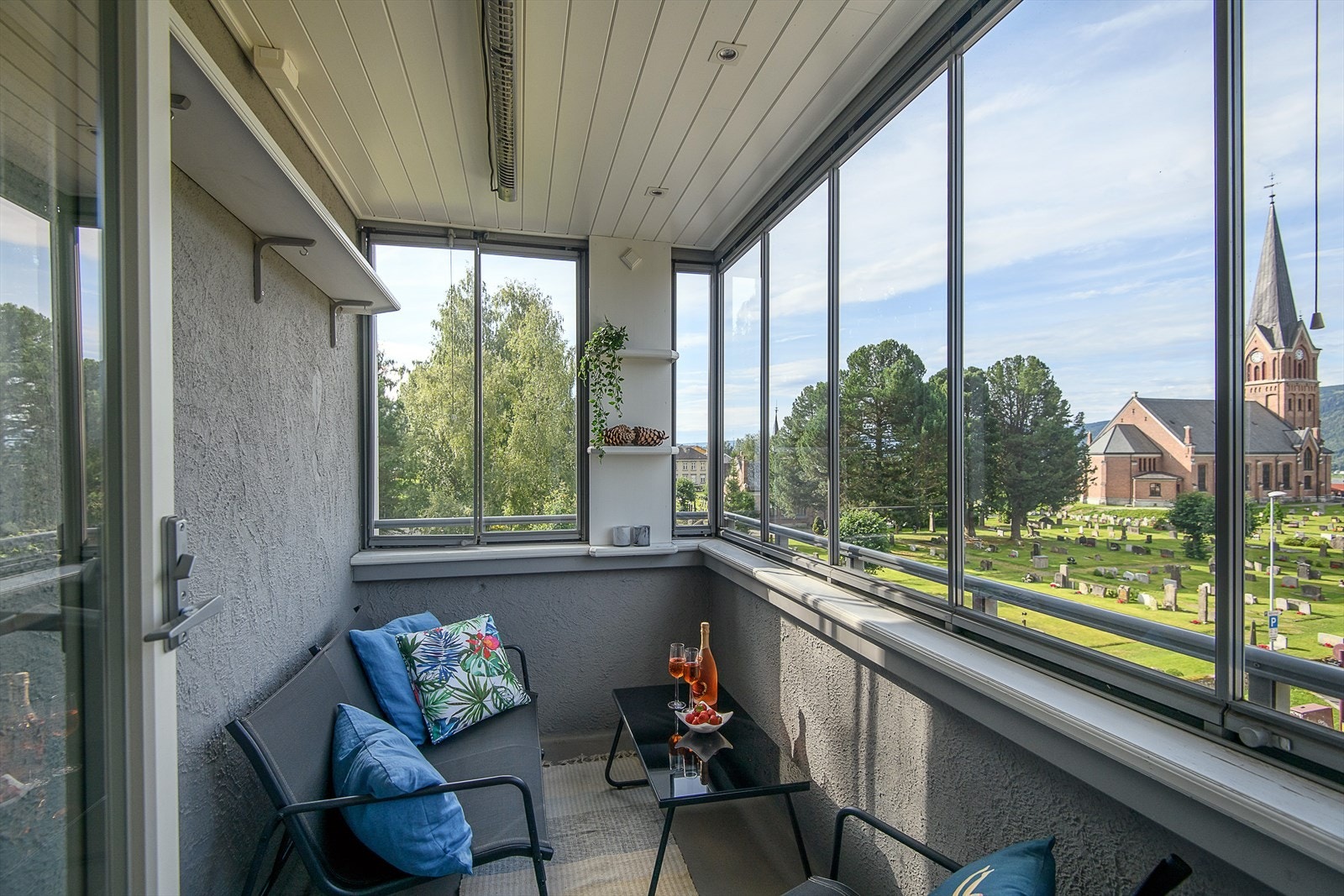 Vestvendt, innglasset balkong på ca. 5 m2. Galleribilde