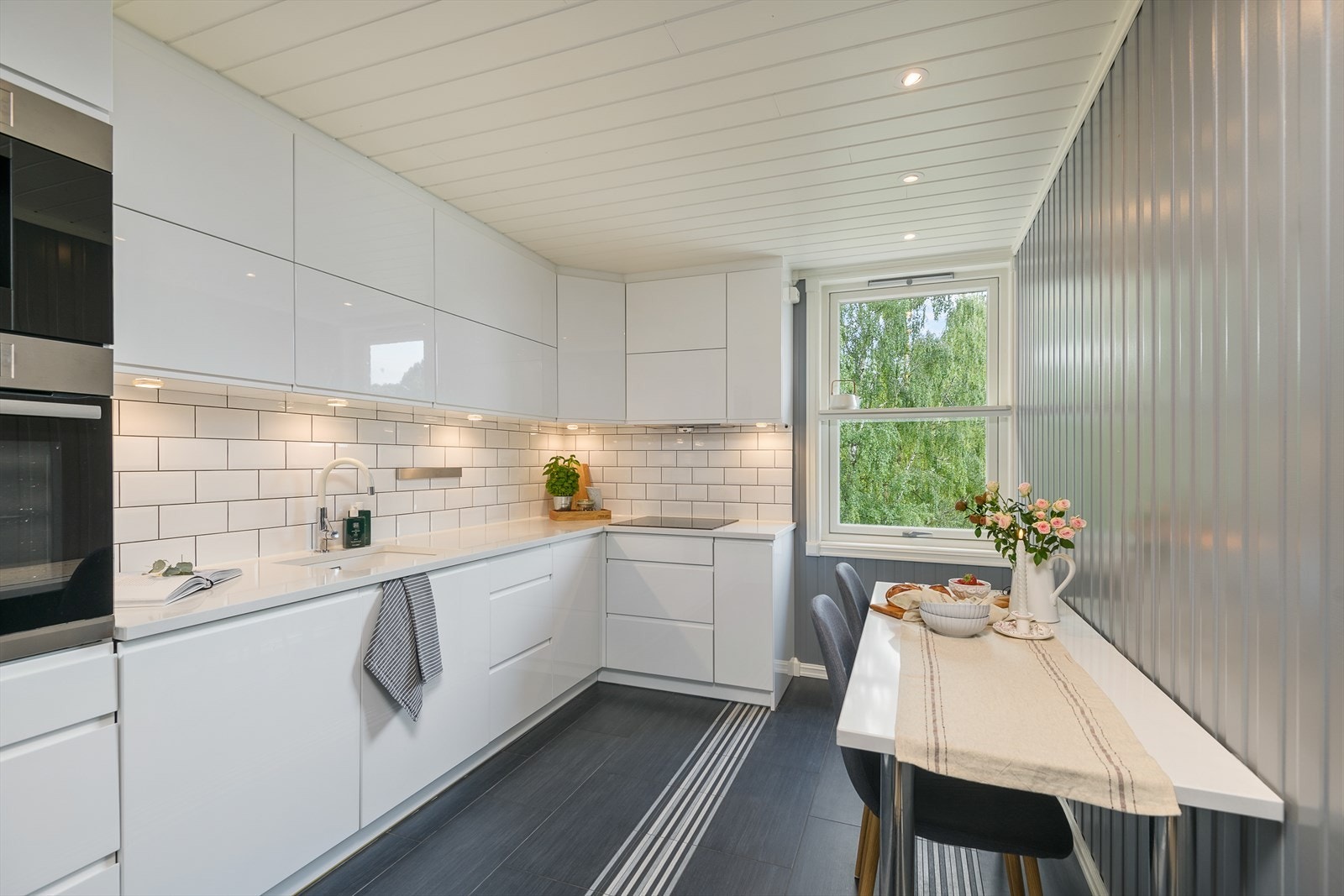 Kjøkkeninnredningen fra 2018 er delikat med laminerte skrog og hvite høyglansfronter. Galleribilde