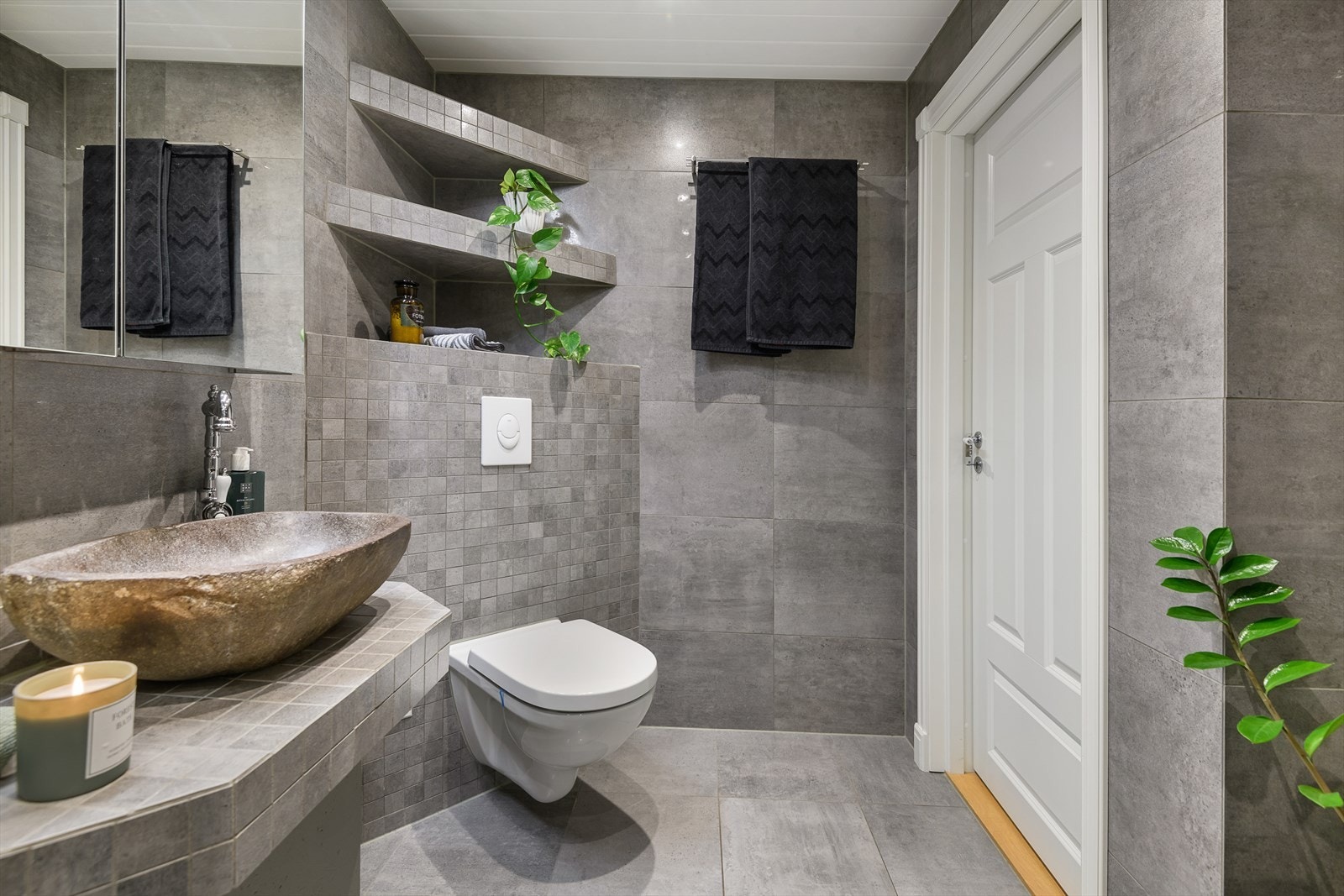 Flislagte hyller med oppbevaringsplass. Galleribilde