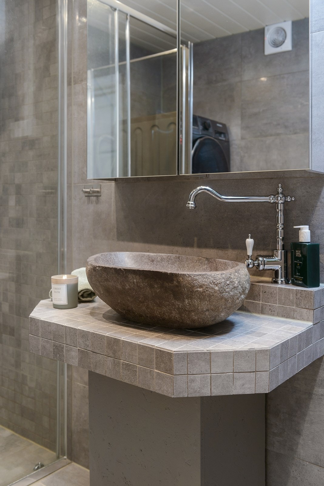 Speilskap med belysning over baderomsinnredningen. Galleribilde