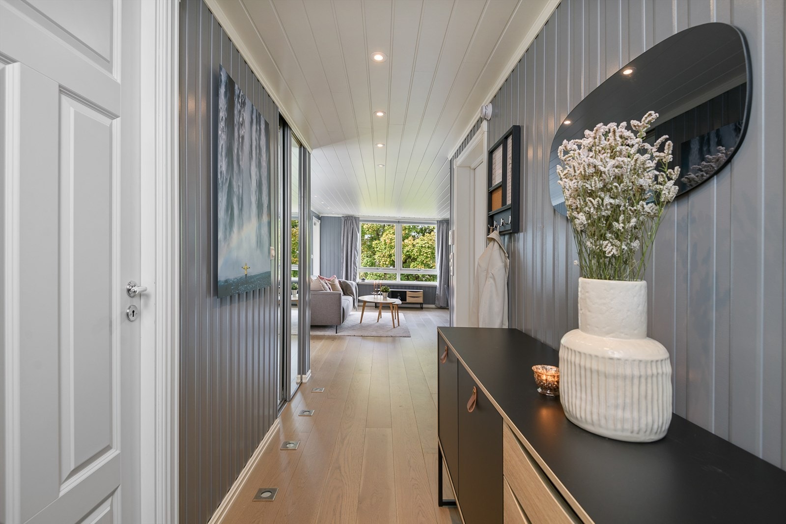 Det er lagt silencio lydplater og nye gulv i hele leiligheten i 2018. Galleribilde