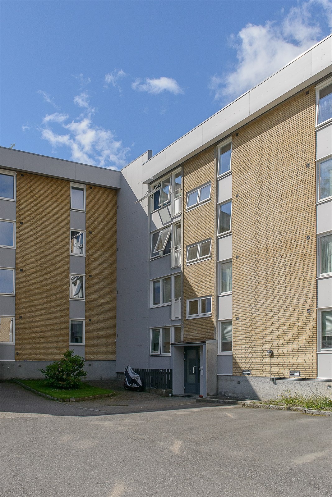 Biloppstillingsplasser utenfor blokka. Galleribilde