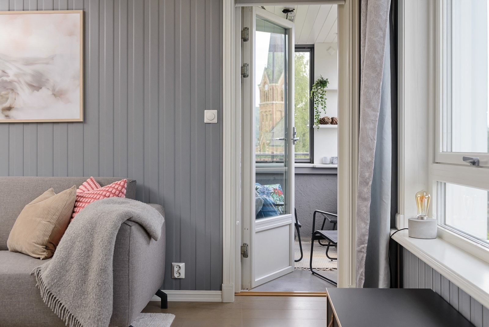 Utgang fra stue og til innglasset balkong. Galleribilde