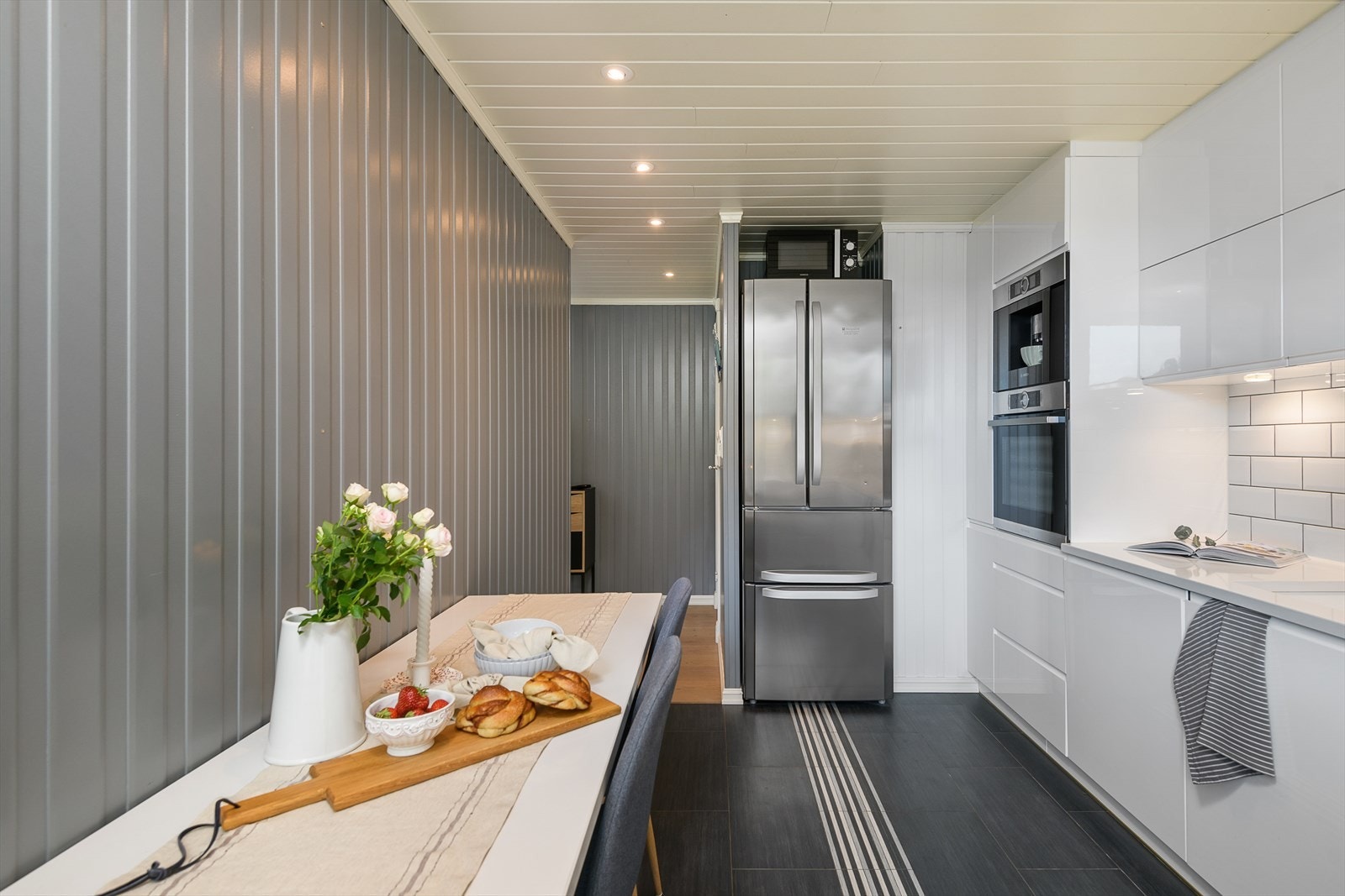 Plass til et lite spisebord ved kjøkkenet. Galleribilde