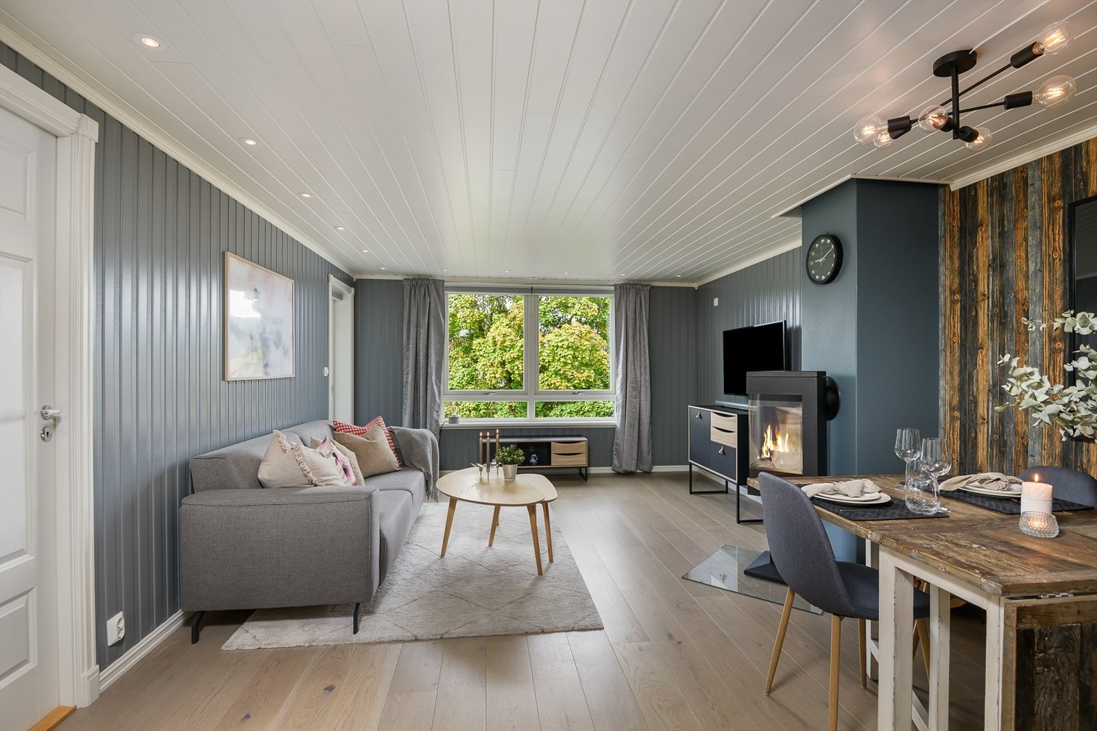 Stua har store vindusflater som slipper inn rikelig med lys. Galleribilde