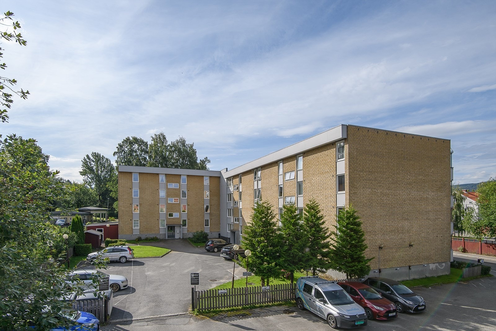 Leiligheten ligger i sentrum av Lillehammer, helt på toppen og i enden av blokka. Galleribilde