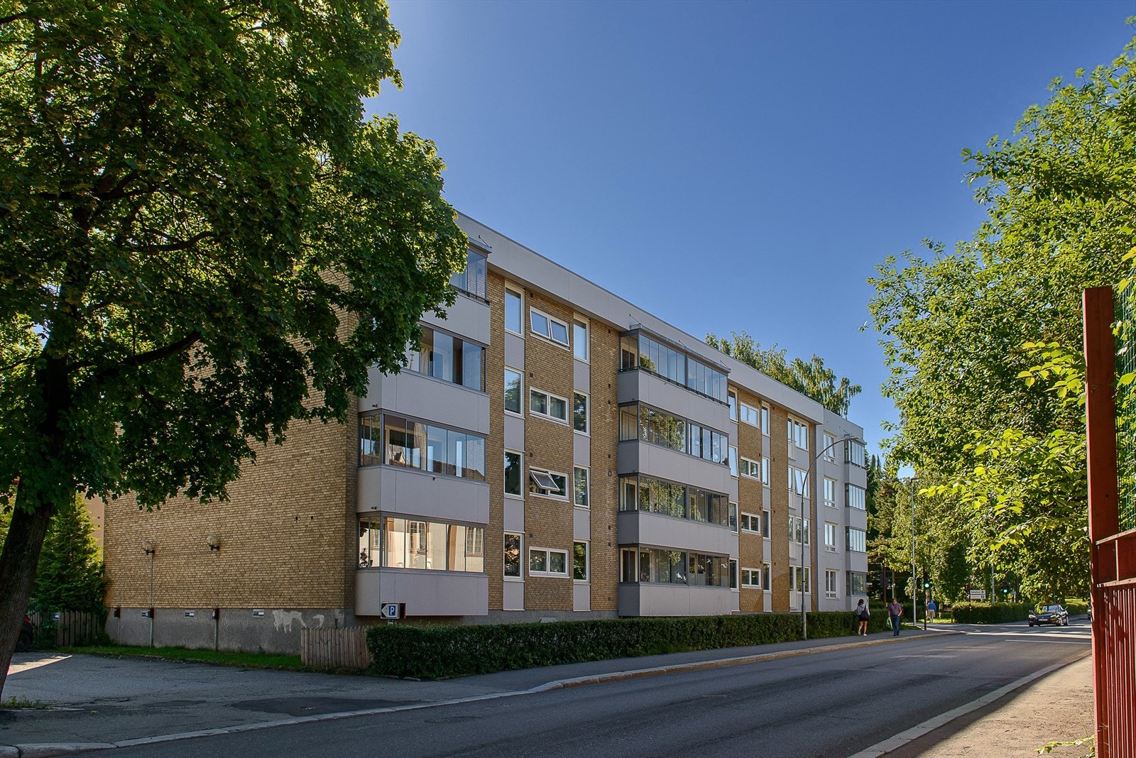 Blokka er oppført i betongkonstruksjoner der fasaden er forblendet med teglstein og fasadeplater Galleribilde