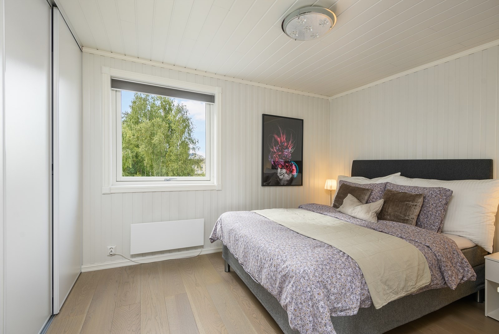 Leiligheten har to soverom, dette er det største. Skyvedørsgarderobe her inne. Galleribilde