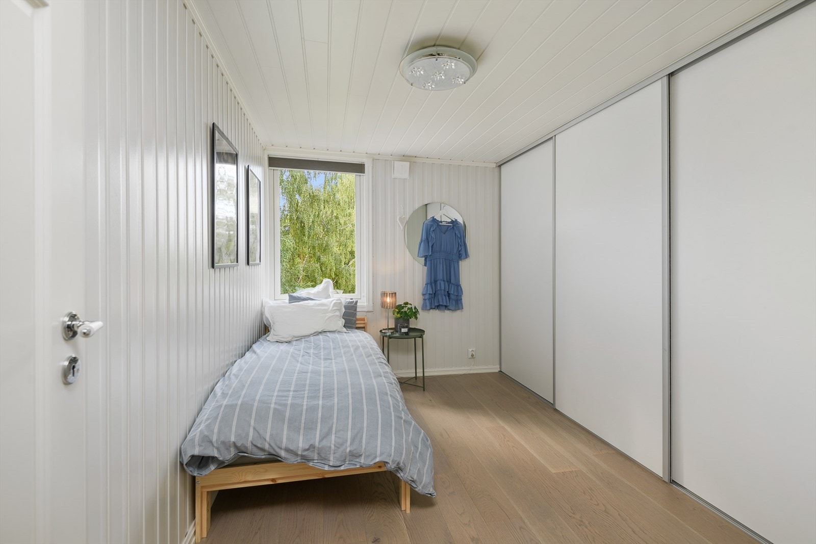 Skyvedørsgarderobe også på det andre soverommet. Galleribilde