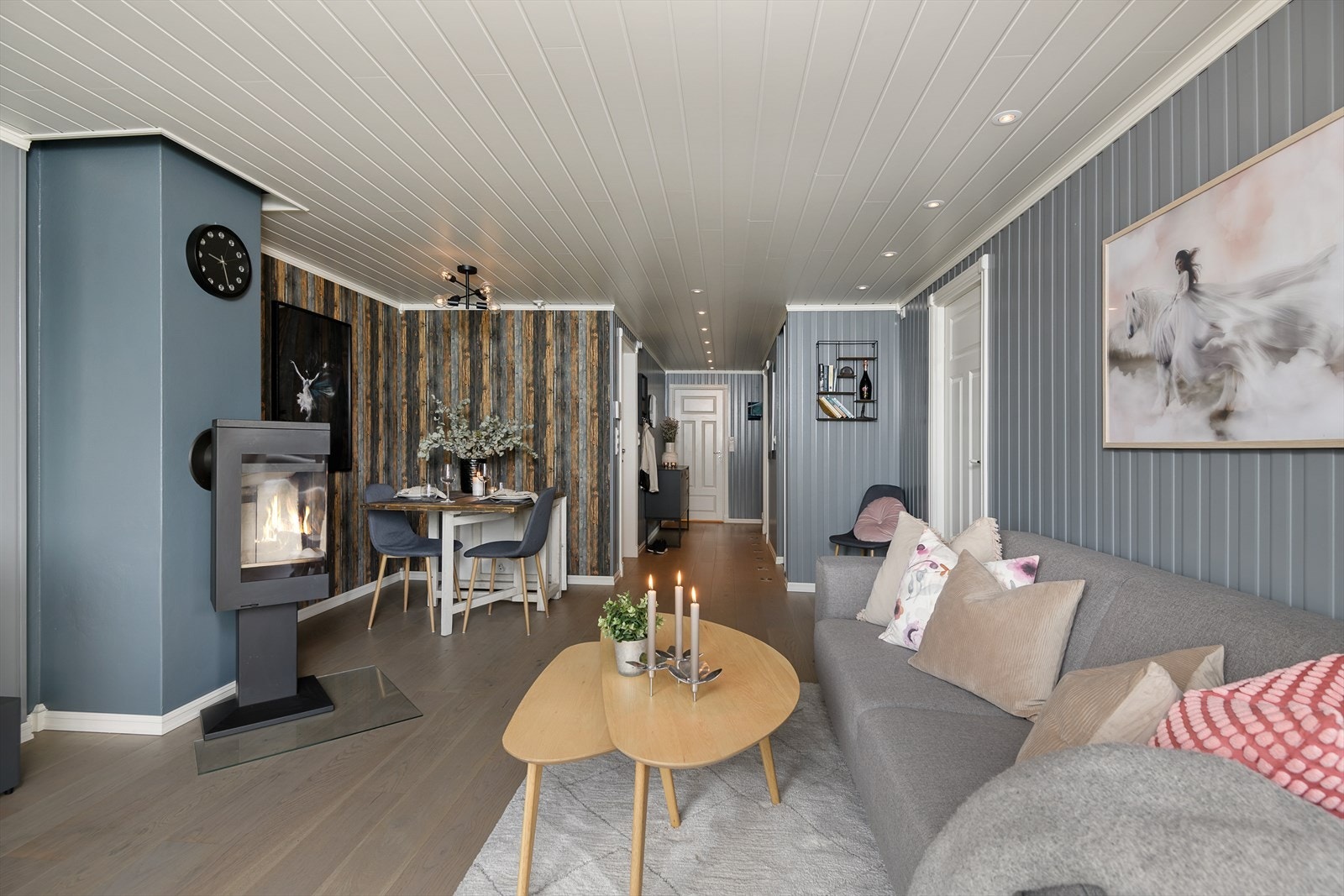 Kontrastvegg i stua som gir en tiltalende atmosfære. Galleribilde