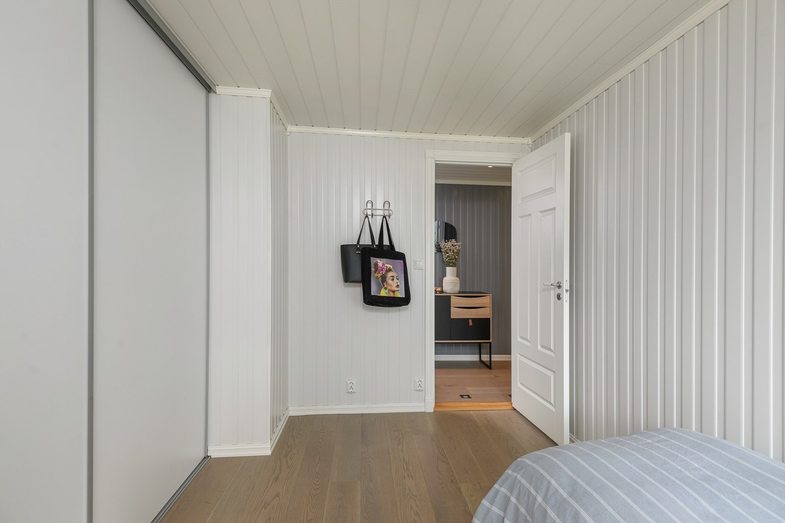 Plass til kommode etc. også på dette soverommet. Galleribilde