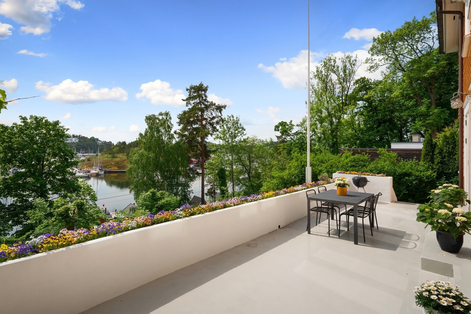 Sydvendt terrasse på ca. 25 m² Galleribilde