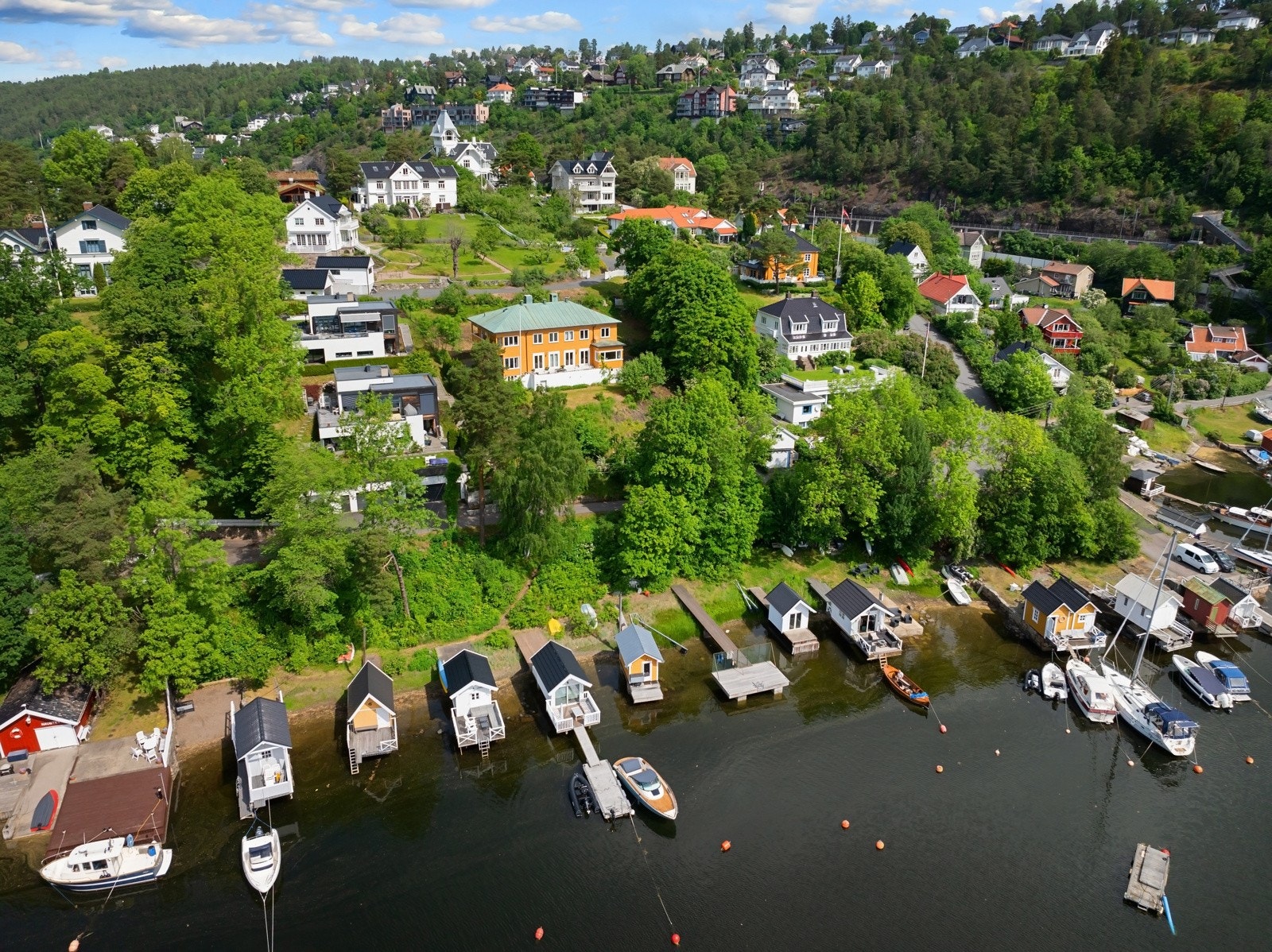 Umiddelbar nærhet til sjøen og småbåthavn, med aktiviteter som bla. seilsport, padling, roing, bading og båtliv. Galleribilde