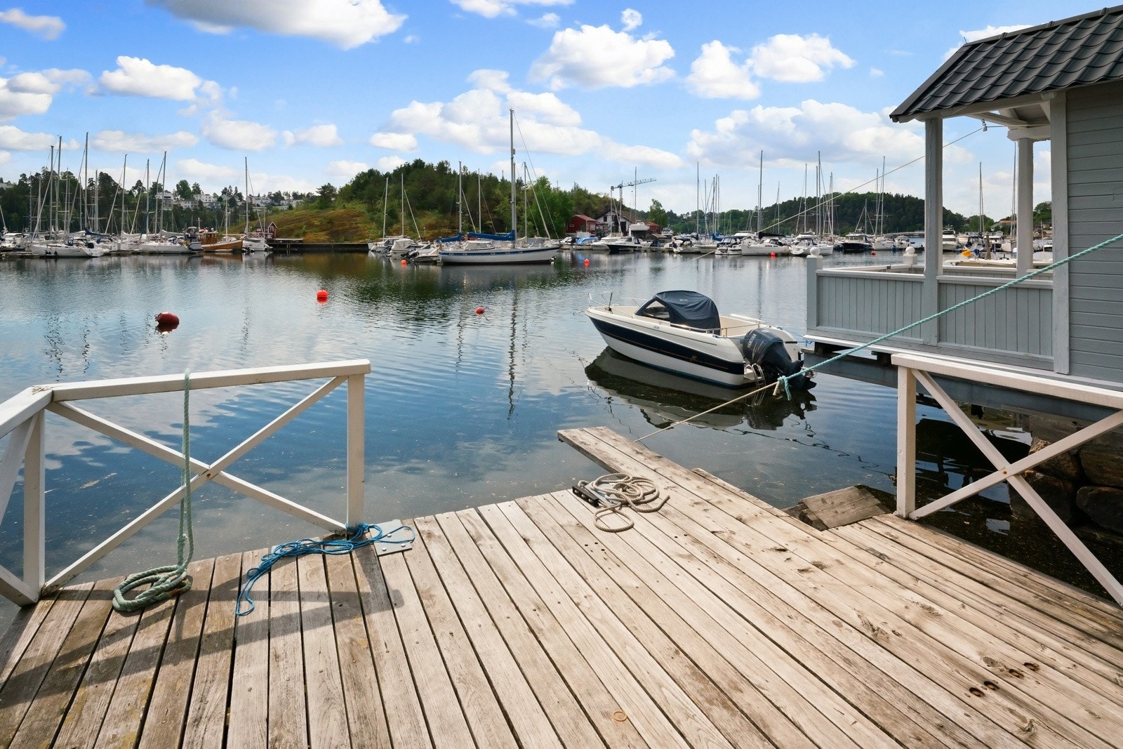 En idyllisk plass å nyte morgenkaffen Galleribilde