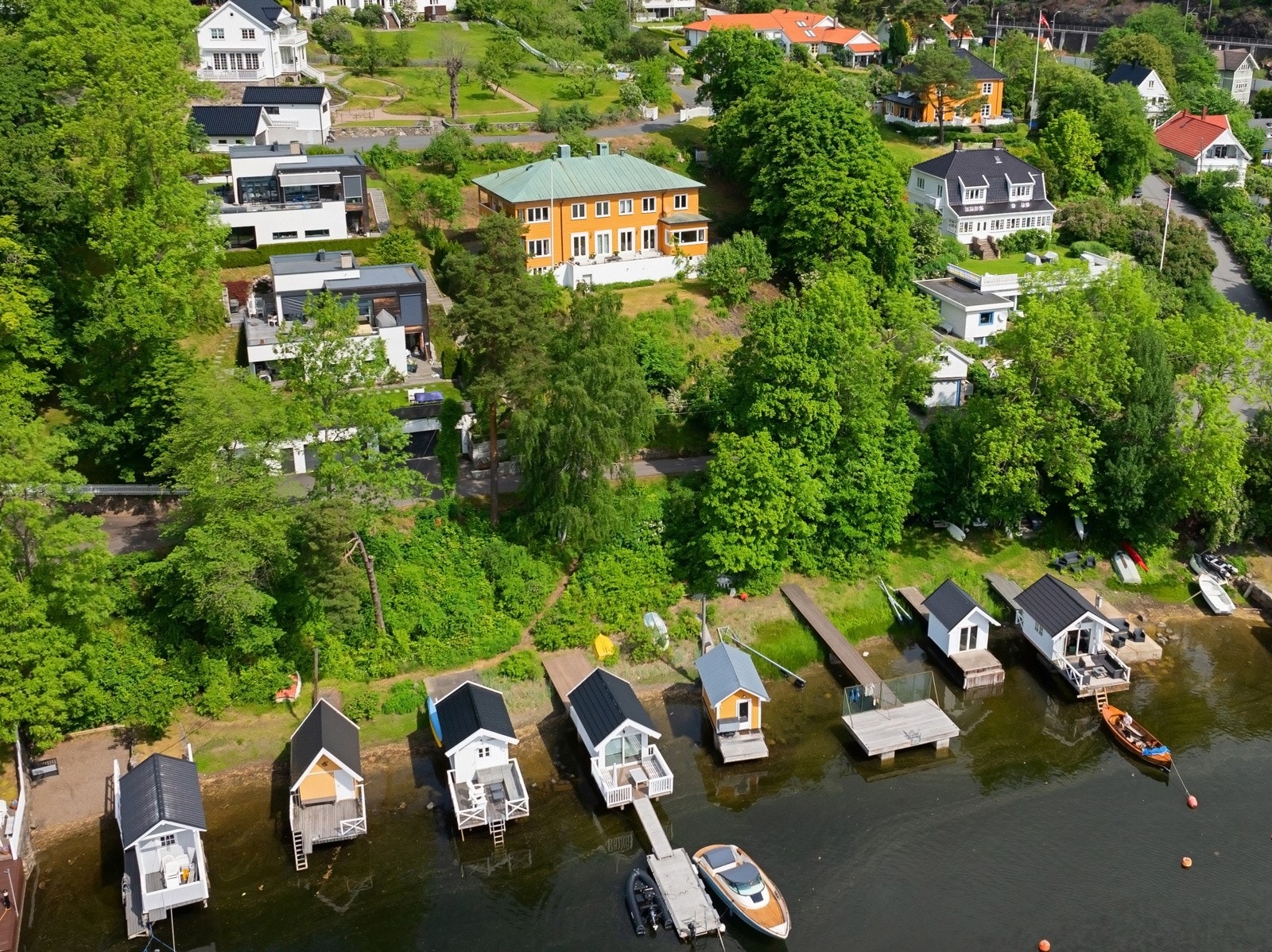 "Villa Sjomi" en staselig enebolig med båthus, bøye og nærhet til fjorden i et meget populært nabolag. Utleiemuligheter. Galleribilde