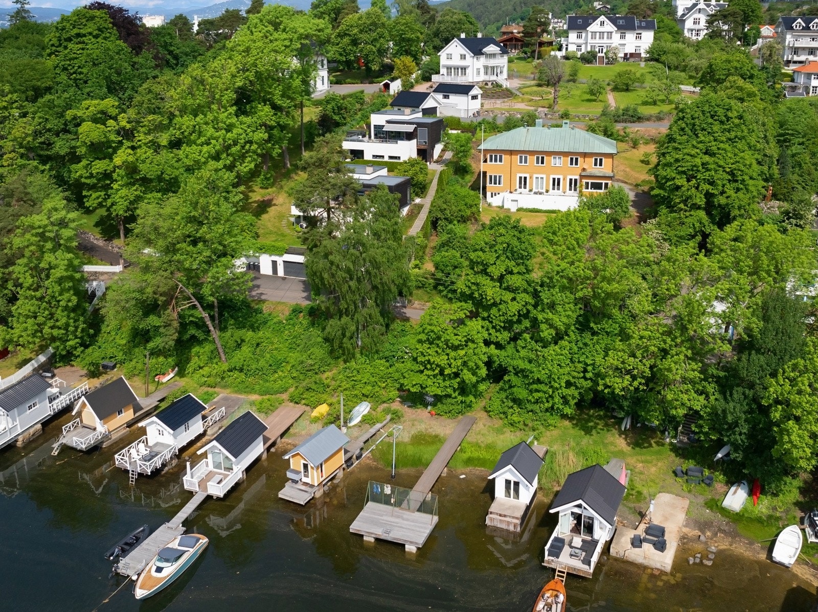 Eiendommen ligger i et maritimt og attraktivt boligområde på Nedre Bekkelaget i Oslo. Nærhet til fine turområder både på Ormøya, Malmøya og Ulvøya. Galleribilde