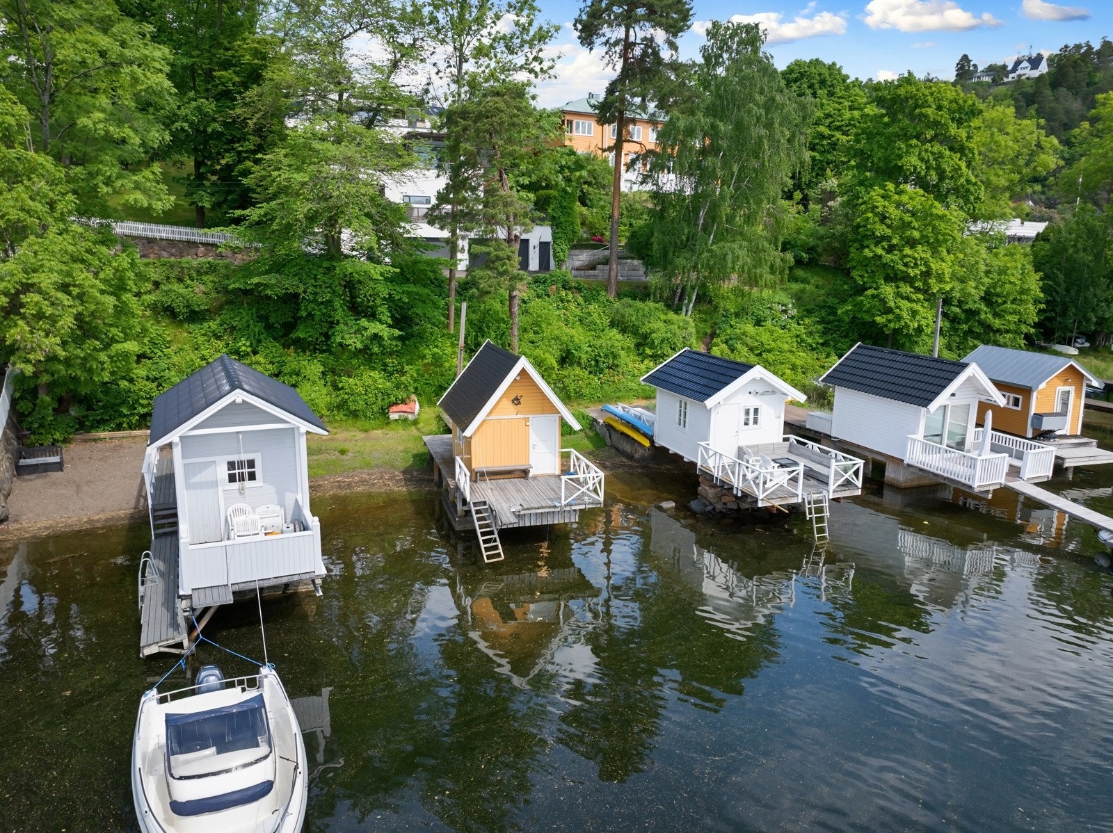 Huset kan skimtes i bakgrunn. Galleribilde