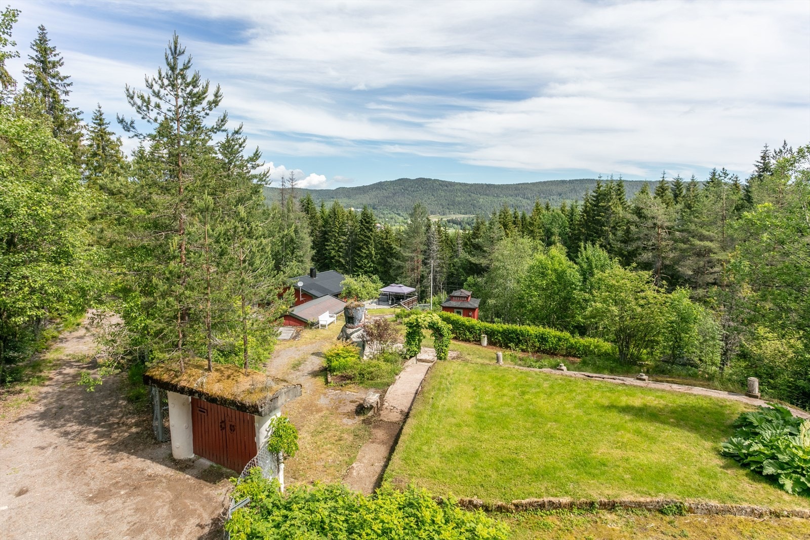Det er god plass til å opprette rikelig med parkeringsplass inne på eiendommen om du skulle ønske dette. Hagen består av noe plenareal, men også mye naturtomt. Galleribilde