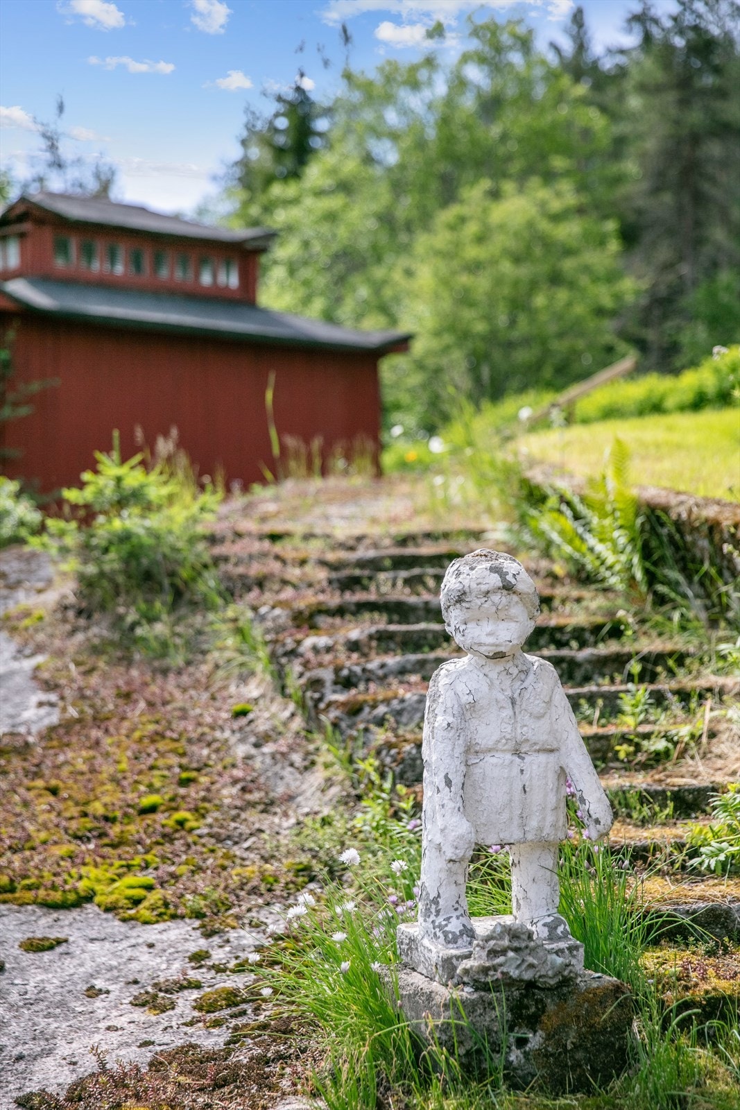 Går du å leter rundt på eiendommen vil du finne ulike skulpturer og motiver som er murt inn ulike steder. Bygningen bak i bildet er en kinainspirert hytte som Gleine brukte som sitt eget smykkeverksted. I dag benyttes det som bod. Galleribilde