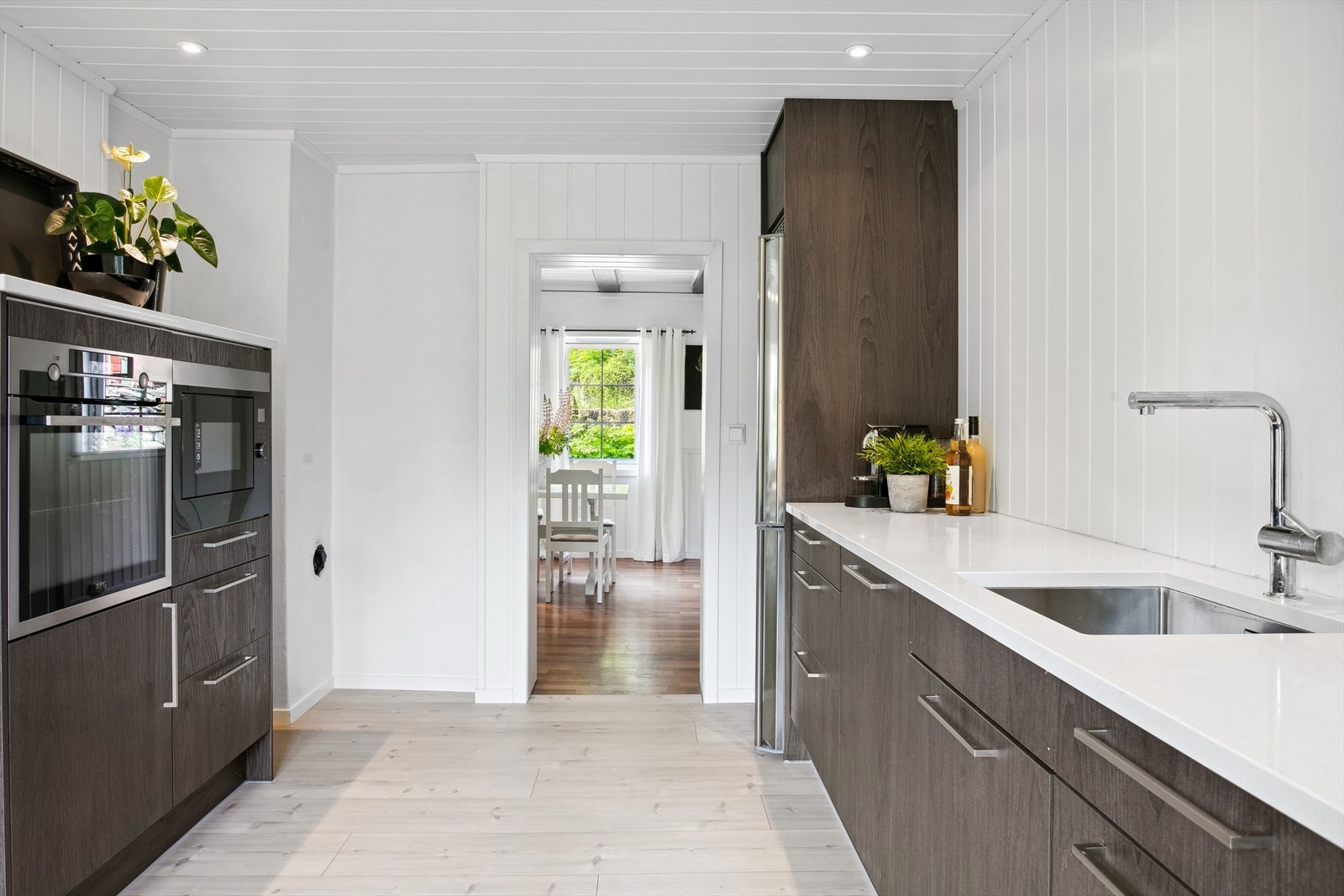 Alt av hvitevarer på kjøkken vil medfølge i handelen. Dette gjelder komfyr (plassert i magehøyde), mikro, kjøleskap, koketopp og oppvaskmaskin. Selger har fjernet vedovnen her inne og hadde planer om å flytte denne ut i spisestuen. Galleribilde