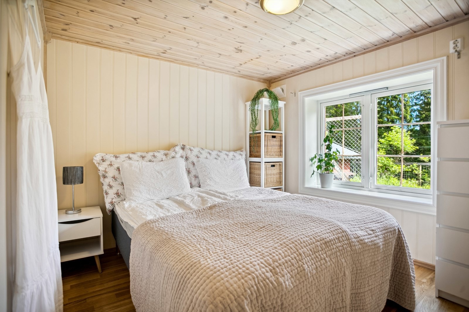 Romslig og deilig rom med utsikt mot hundegården. Rommet har nede er brukt som soverom, men rommet er ikke søkt om og ikke godkjent til varig opphold. Galleribilde