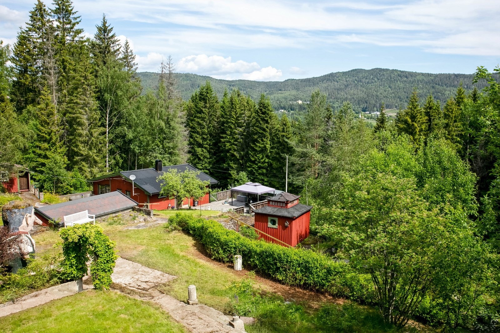 Påkobling til offentlig vann og kloakk er startet, men ikke fulført. Når dette blir fullført kan man søke kommunen om bruksendring til enebolig/helårsbolig. Galleribilde