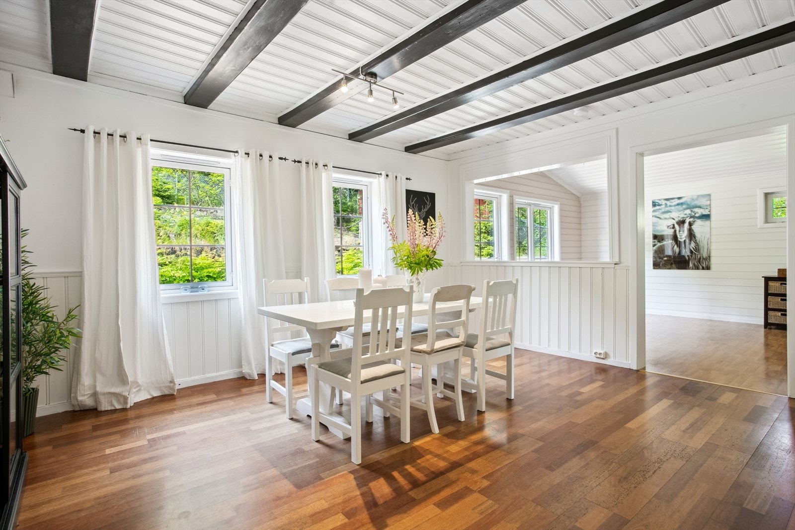 Stor og deilig spisestue som er malt opp i nyere tid. Legg merke til de dragerne i taket som gir en fin kontrast til rommet. Galleribilde