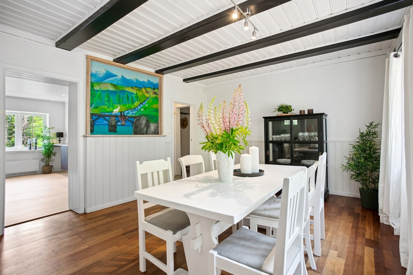 Asbjørn Gleine har malt Bukkene bruse på veggen her. Pipa går på denne veggen og selger hadde planer om å flytte ildstedet ut til dette rommet. Galleribilde