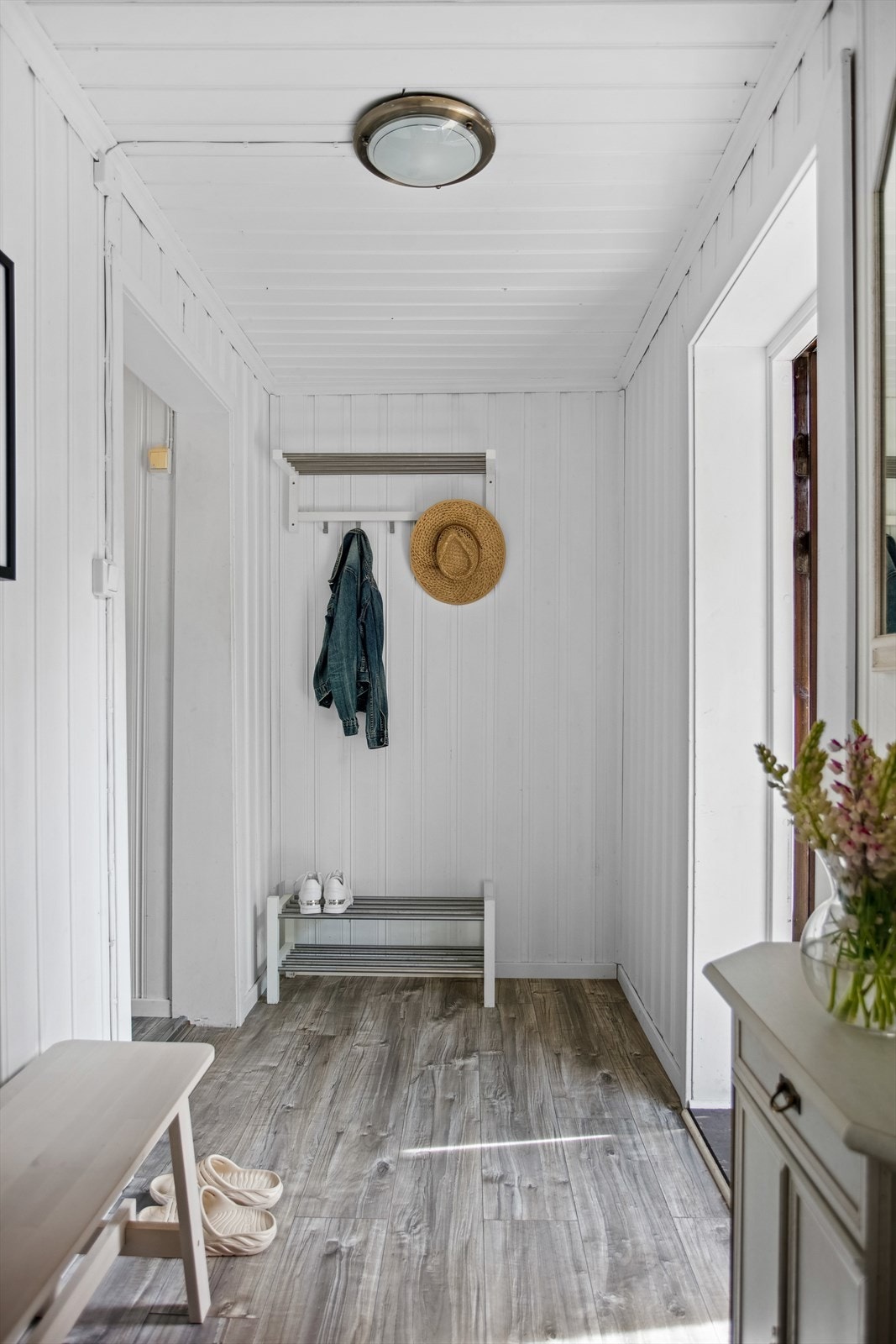 Hyggelig gang ønsker deg velkommen inn. Her er det plass til å henge i fra seg ytterklærne. Galleribilde