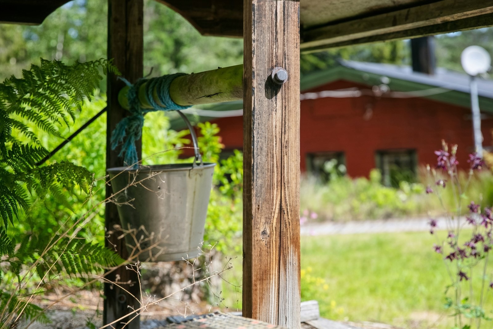 Her er det laget en liten brønn, men det er ikke denne som gir stedet vann. Eiendommen har borrevann som du finner på terrassen utenfor inngangspartiet til hytta. Galleribilde