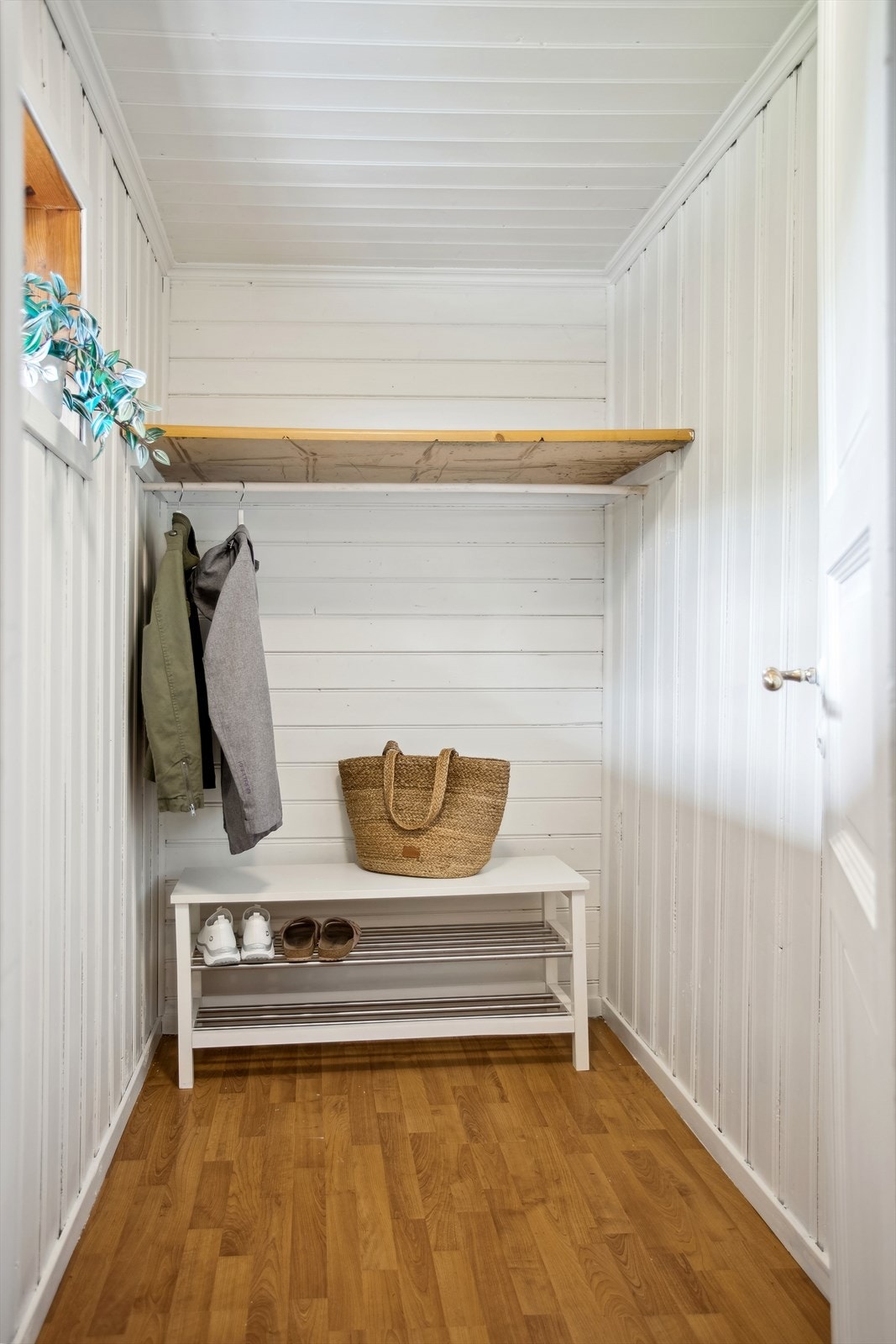 Fra gangen er det inngang til en praktisk bod med vindu. Dette kan brukes som garderoberom, bod, hunderom etc. Galleribilde