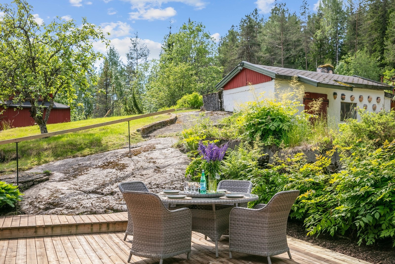 Eiendommen byr på diverse frukttær, planter, prydbusker etc. Har du grønne fingre er dette et sted du kan boltre deg på og kose deg med. Galleribilde