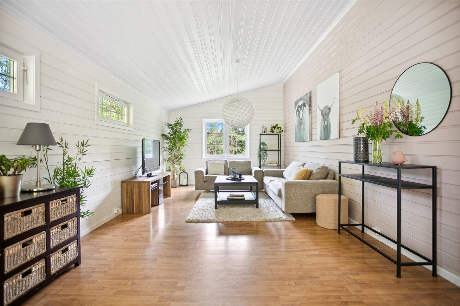 Lyse fargevalg og god takhøyde gjør rommet luftig og innbydende. Galleribilde