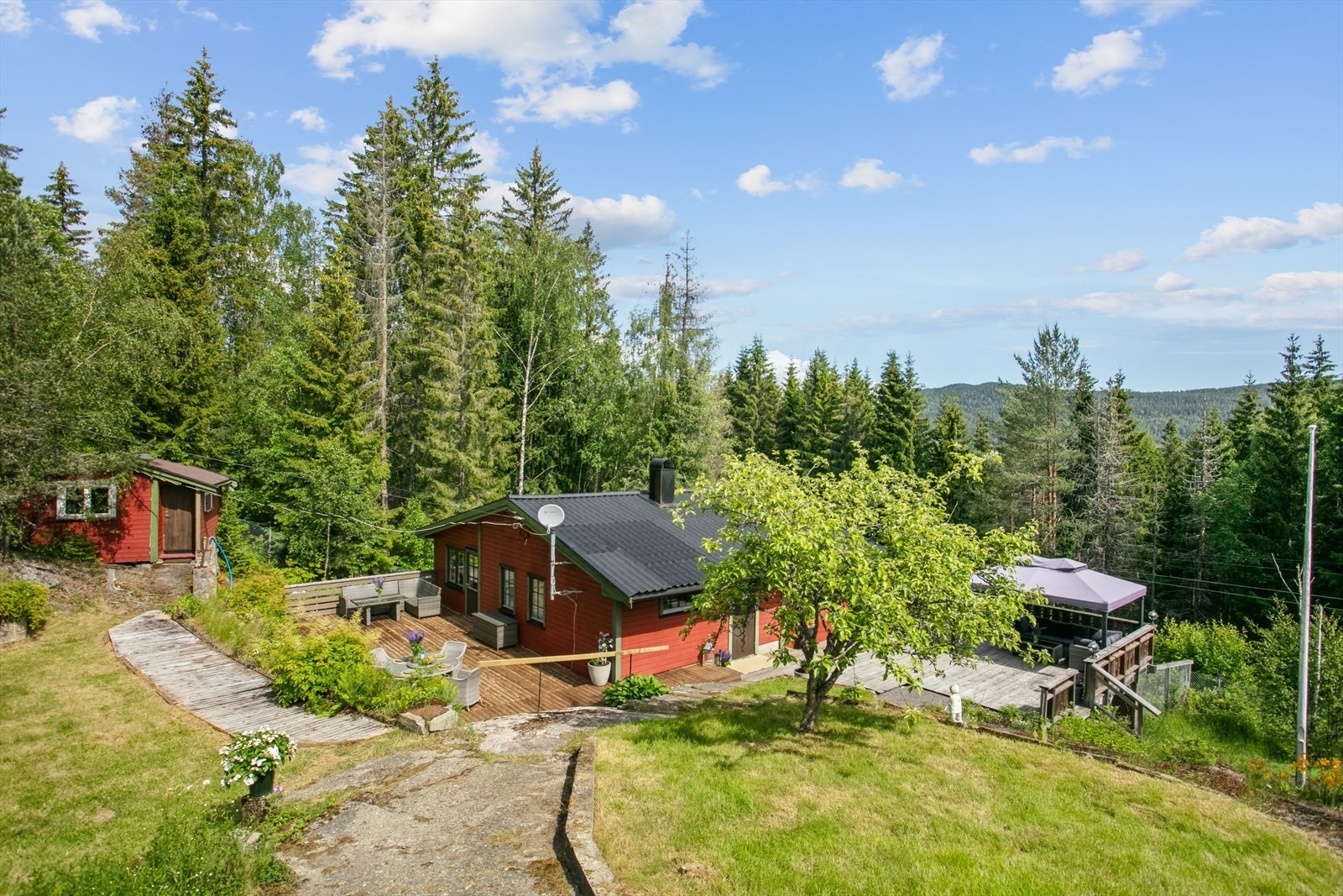 Man ser mot Romeriksåsen og solen har du store deler av dagen. Galleribilde