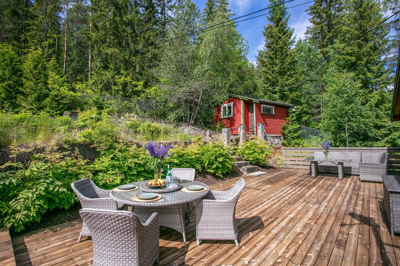 Det røde annekset var tidligere et dusjhus. I dag er det en bod. Hovedrommet her inne har varmekabler i gulvet, men som ikke har vært i bruk de senere årene. Galleribilde