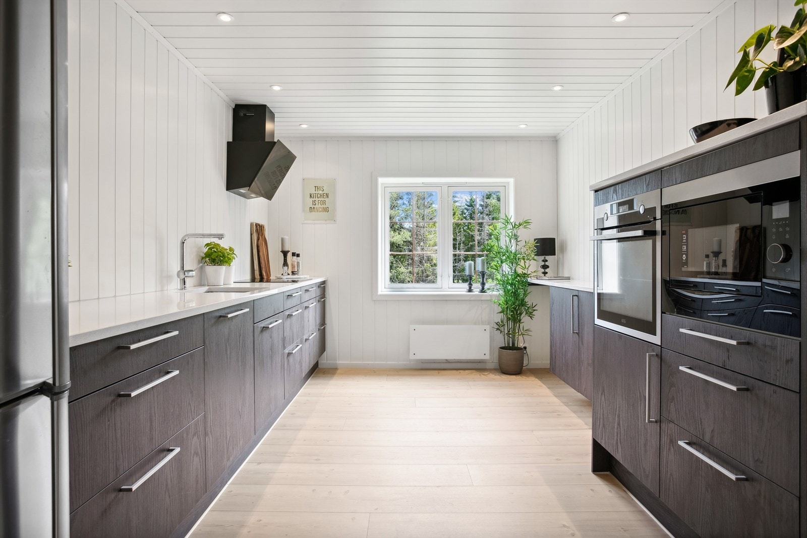 Velkommen til Fjellveien 49. En unik og spennende fritidsbolig med eneboligstandard. Perfekt for deg som vil bo landlig til, med stor tomt, men samtidig sentralt til med nærhet til Oslo og offentlig kommunikasjon. spisestuen. Galleribilde