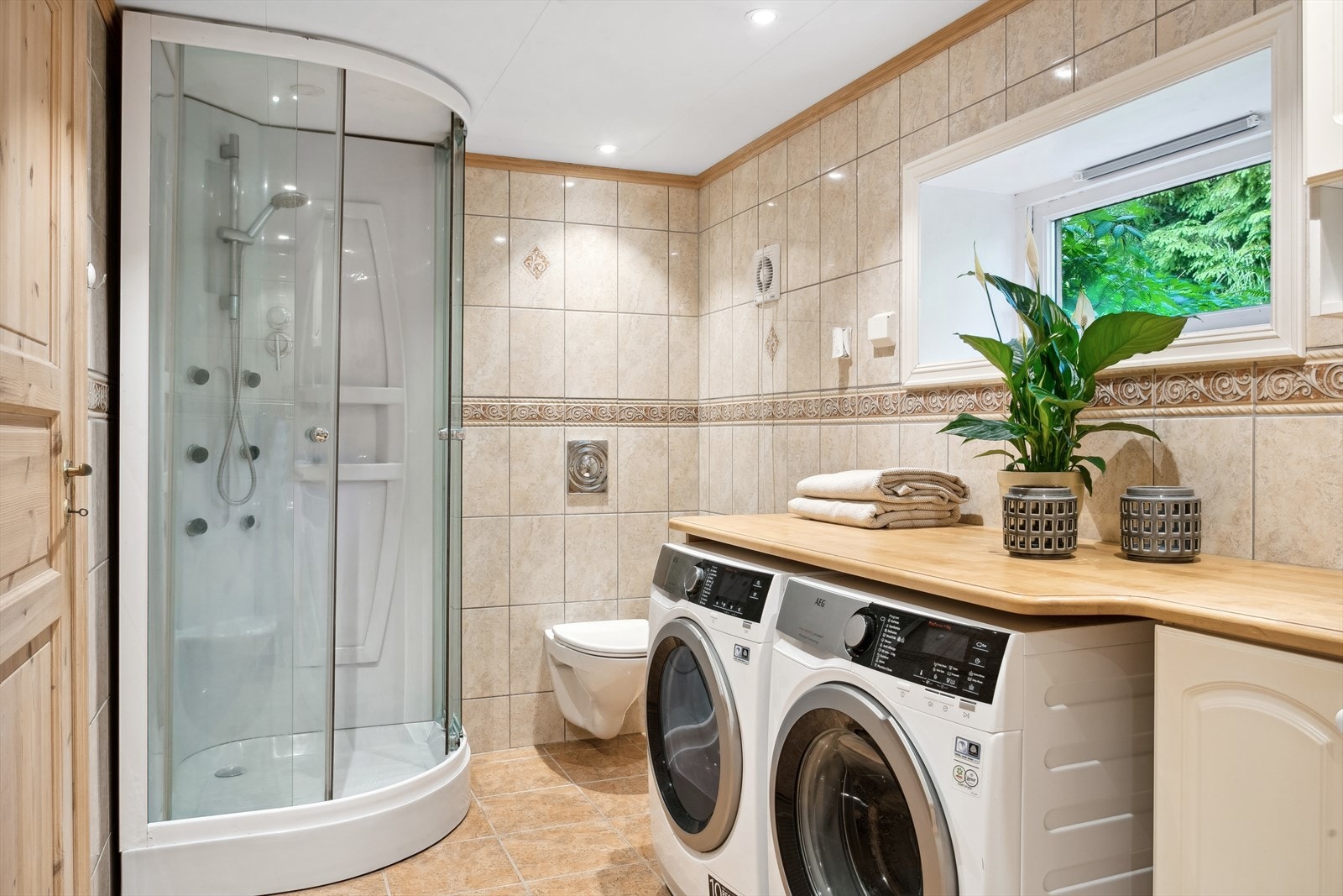 Stort og pent bad som ble pusset opp/etablert i 2007/2008 av tidligere eier. Galleribilde