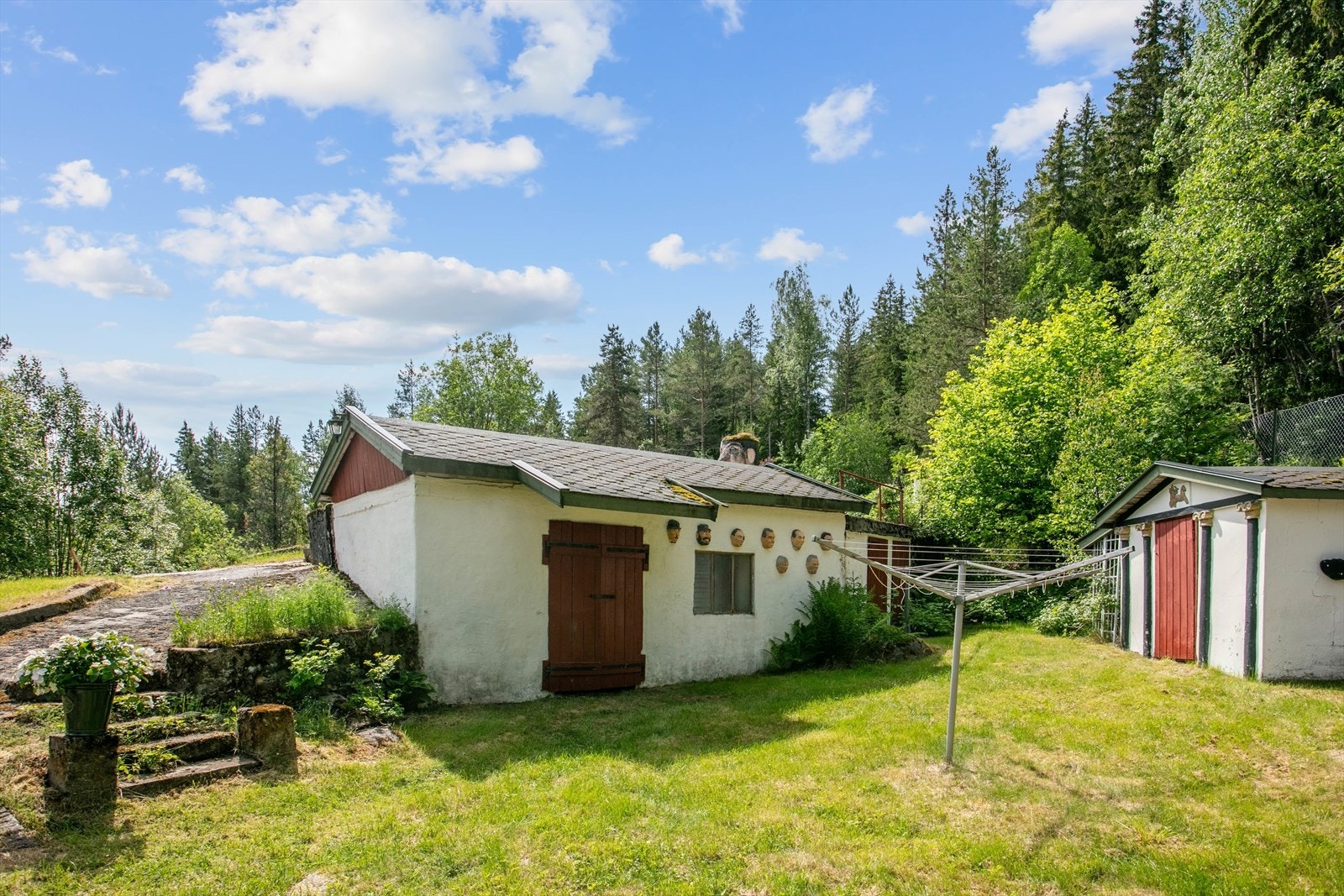 Bygningene du ser her er uinnredede boder som gir deg god lagringsplass av hageredskaper, sykler, dekk, ski m.m. Galleribilde