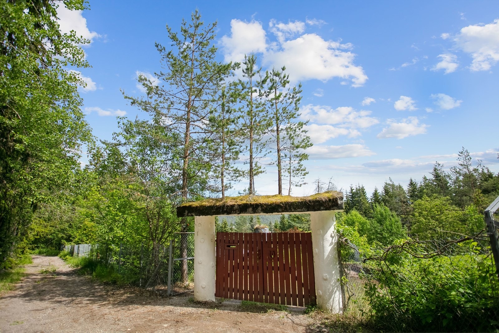 Hele eiendommen på 3 469 kvm er inngjerdet med høyt gjerde. Asbjørn Gleine ønsket ikke at ungene i nabolaget skulle komme inn på eiendommen hans og leke/tulle med skulpturene hans. Galleribilde