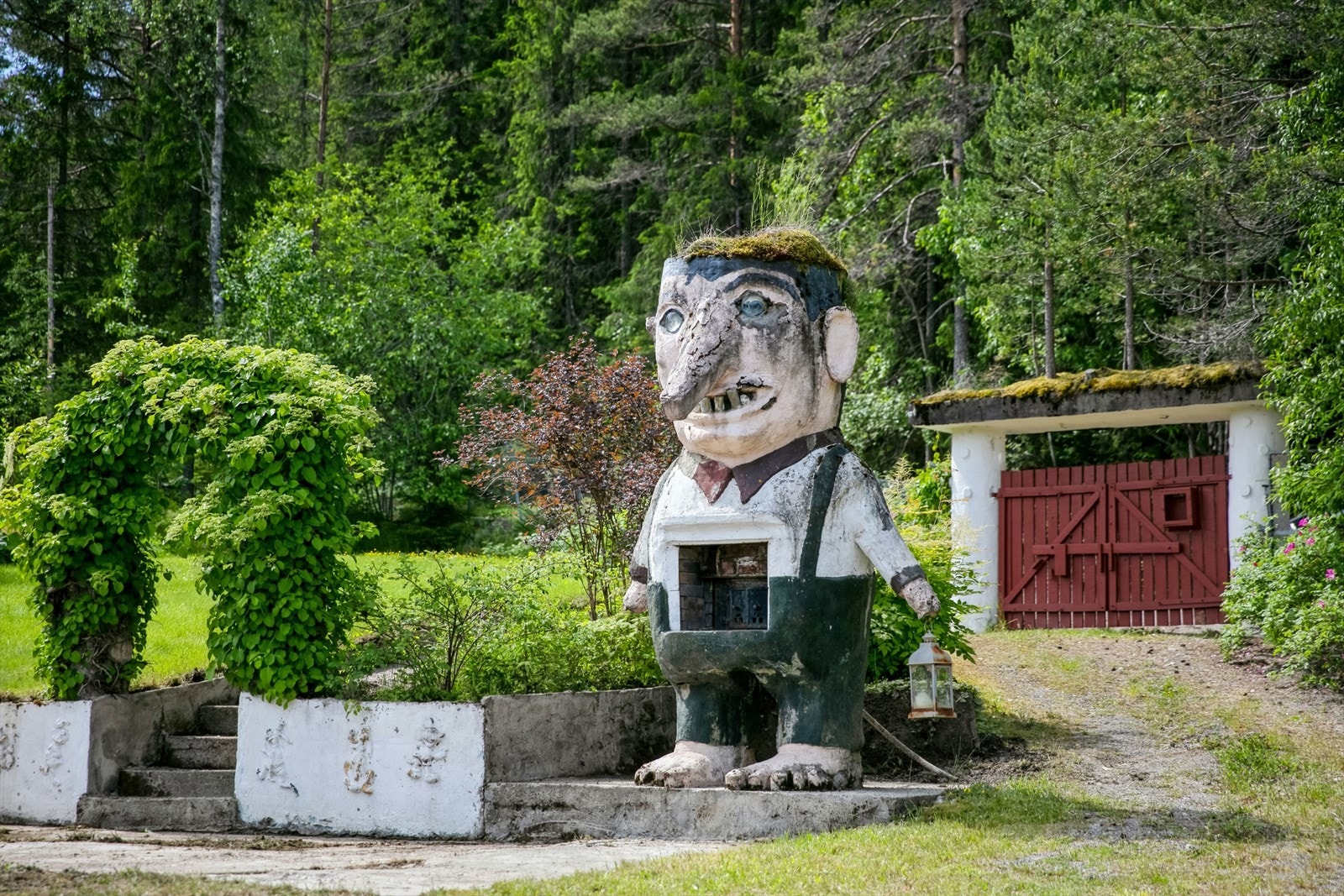 Det er god plass til å parkere på egen tomt, ellers har selger parkert i veien utenfor. Galleribilde