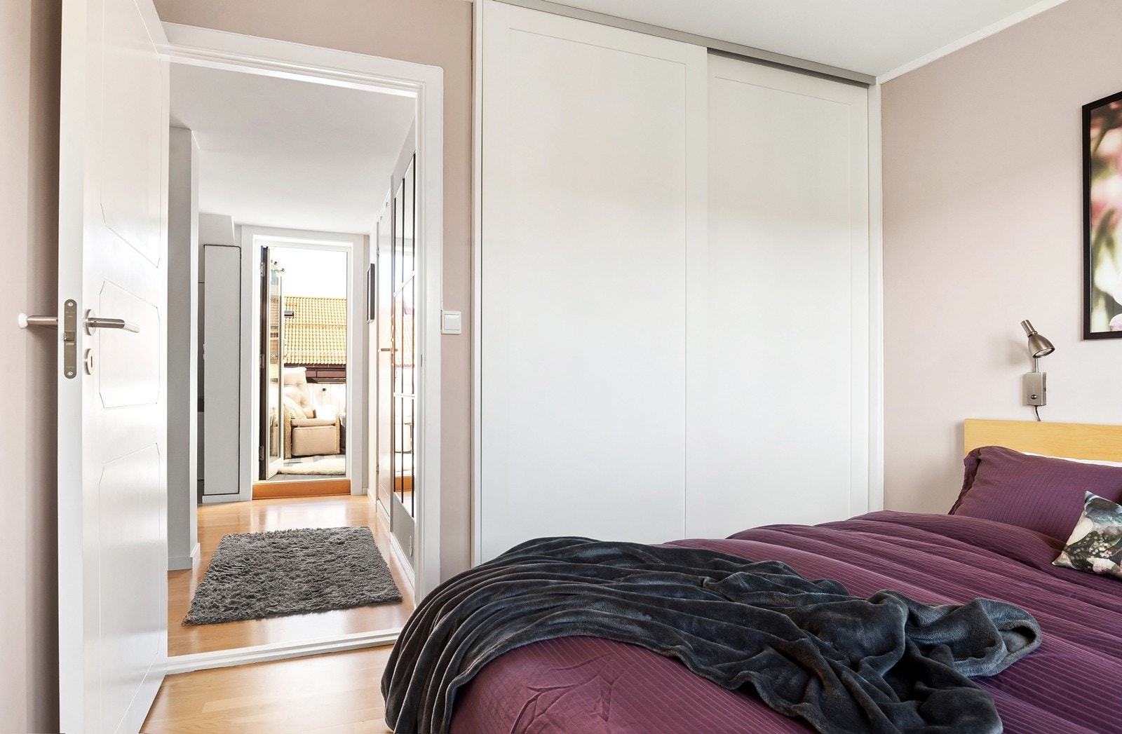 Skyvedørsgarderobe på soverom Galleribilde