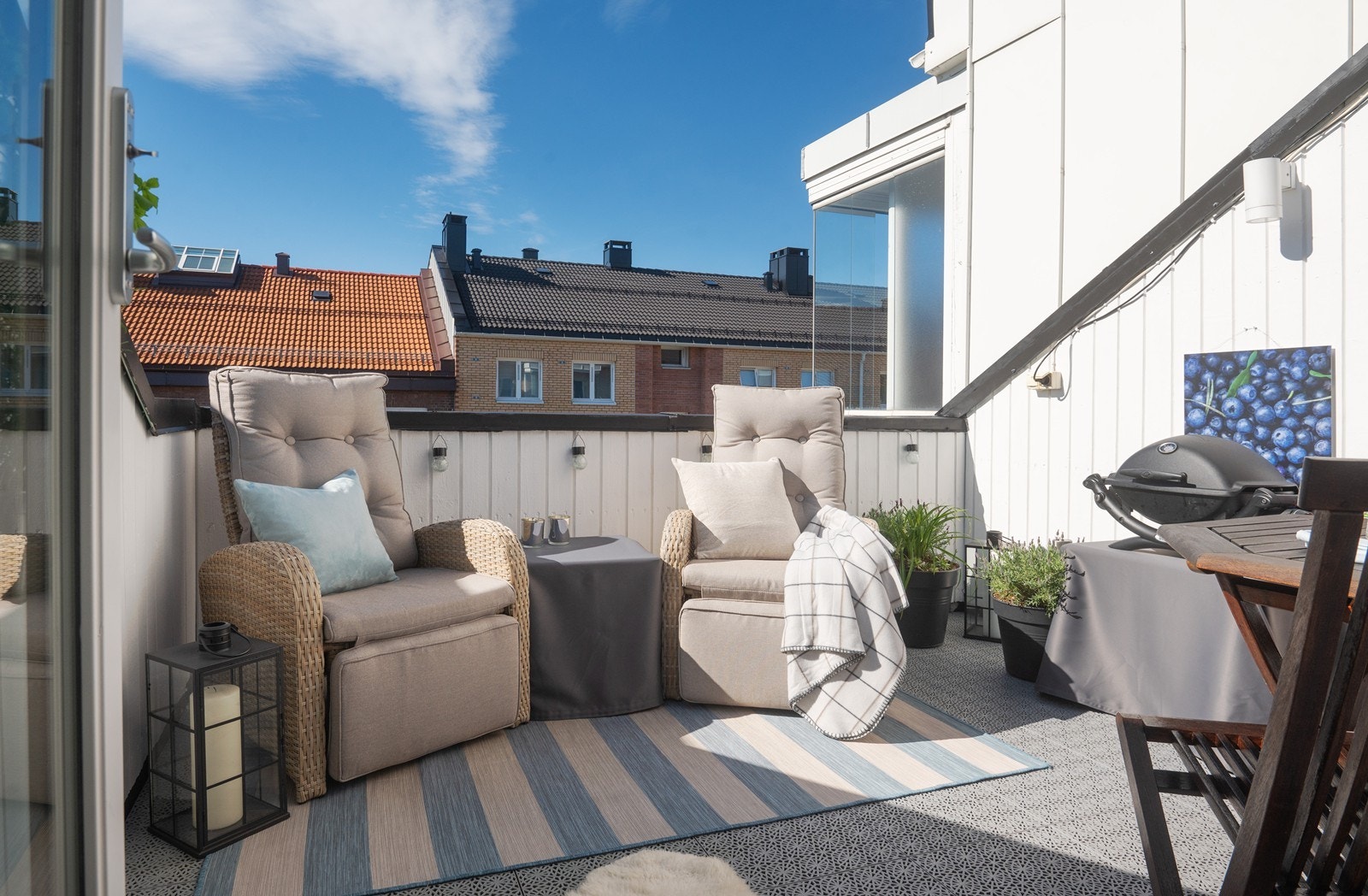 Flott terrasse med sol fra tidlig ettermiddag og til sen kveld Galleribilde