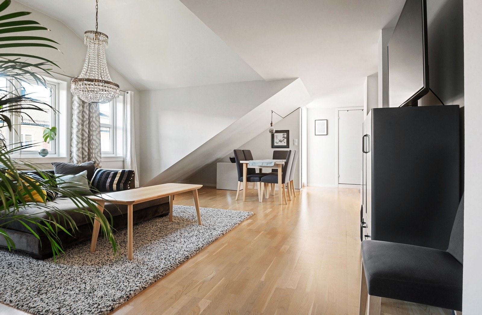 Hyggelig stue med plass til sofagruppe og spisebord Galleribilde