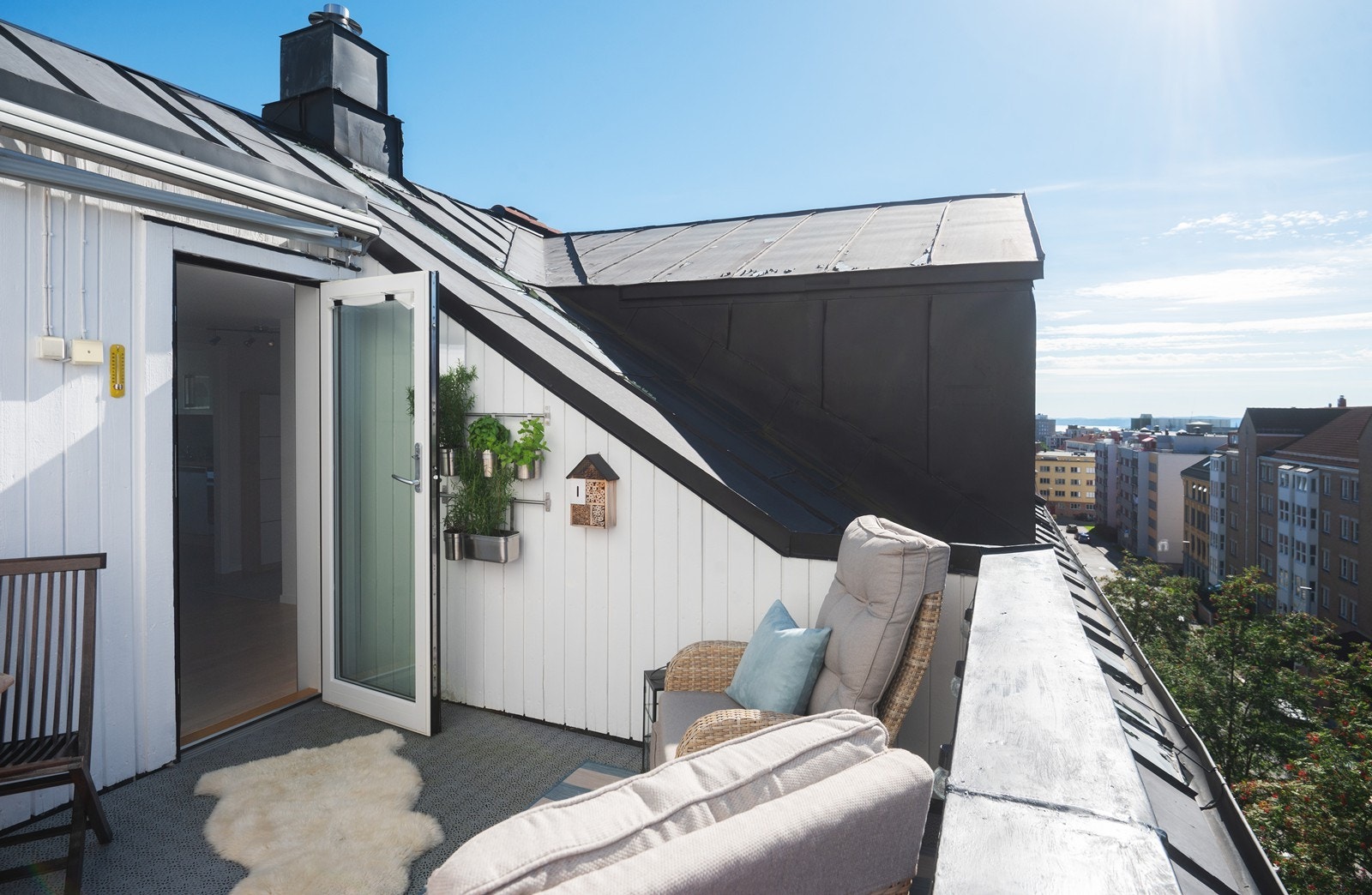 Flott og usjenert takterrasse med gode solforhold Galleribilde