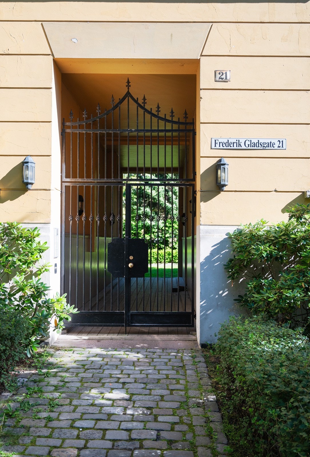 Meget trivelig inngangsparti til gården Galleribilde