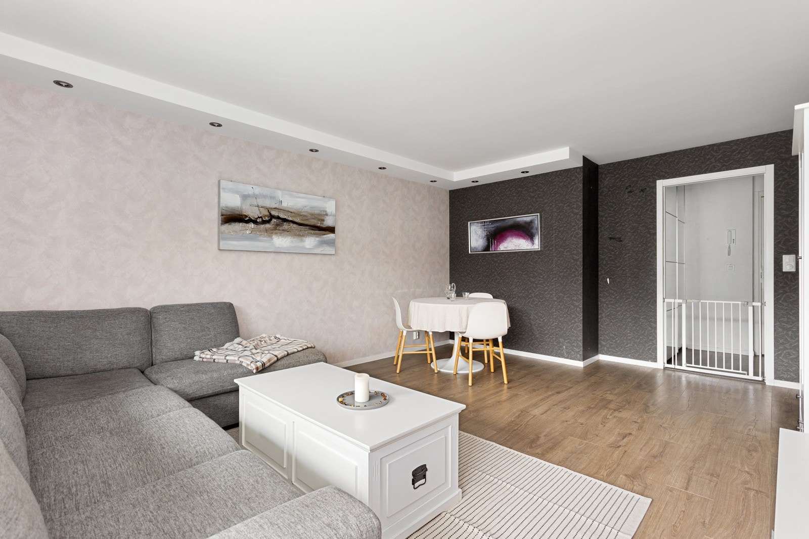 Stuen har plass til sofagruppe samt spisebord Galleribilde