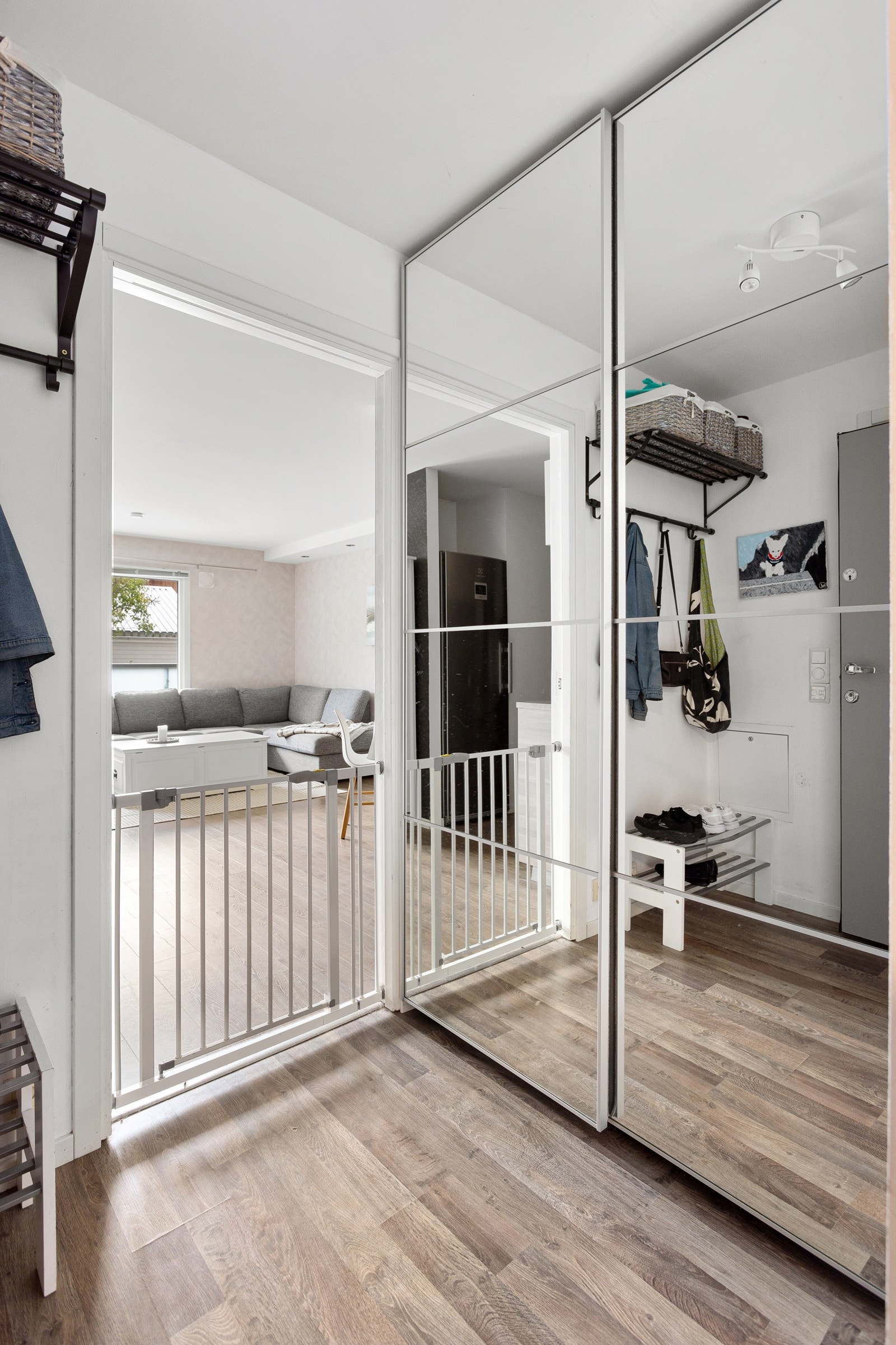 Entréen har du god plass til sko og yttertøy i medfølgende skyvedørsgarderobe med speildører. Galleribilde